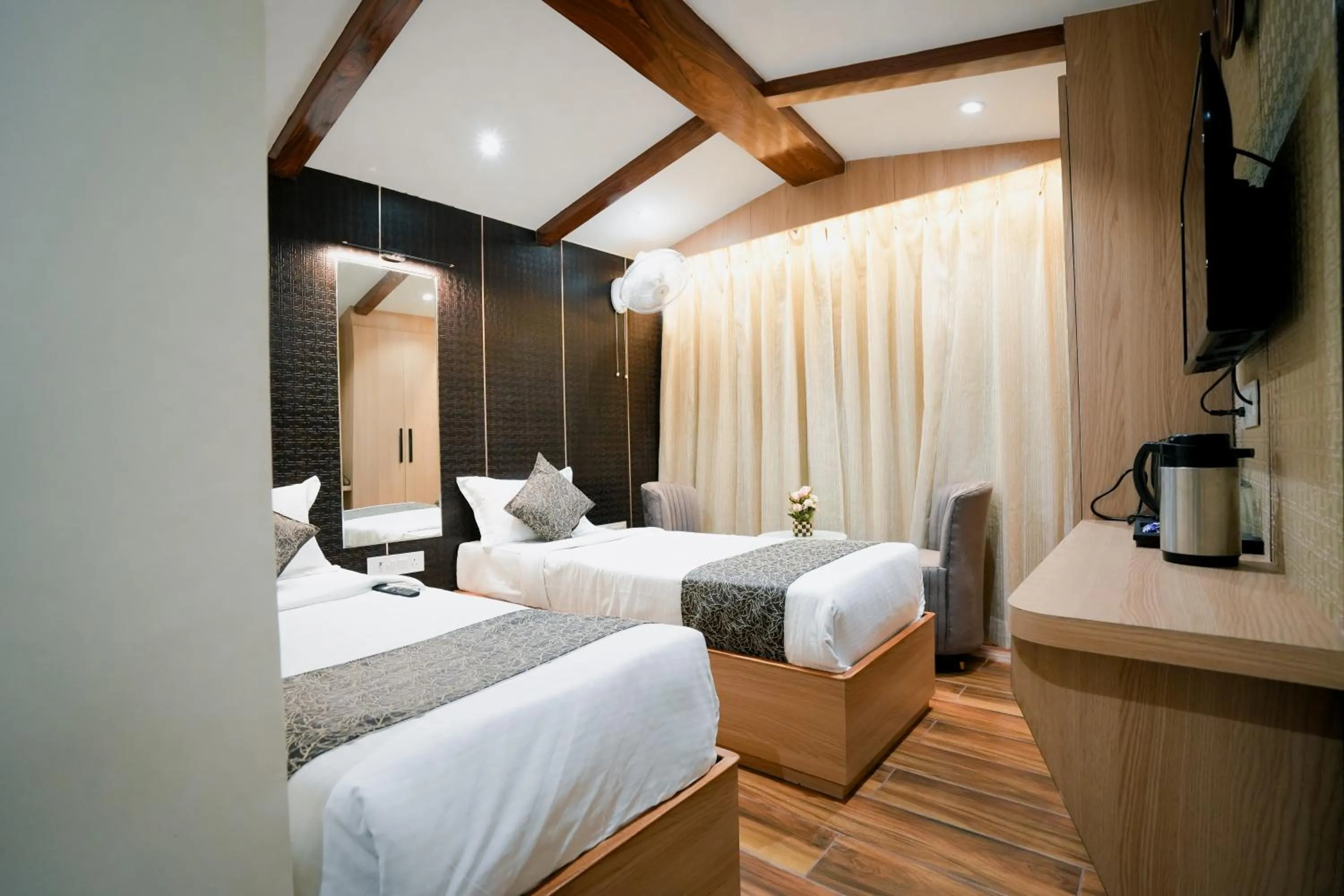 Large Double Room - single occupancy in Hotel JK palace