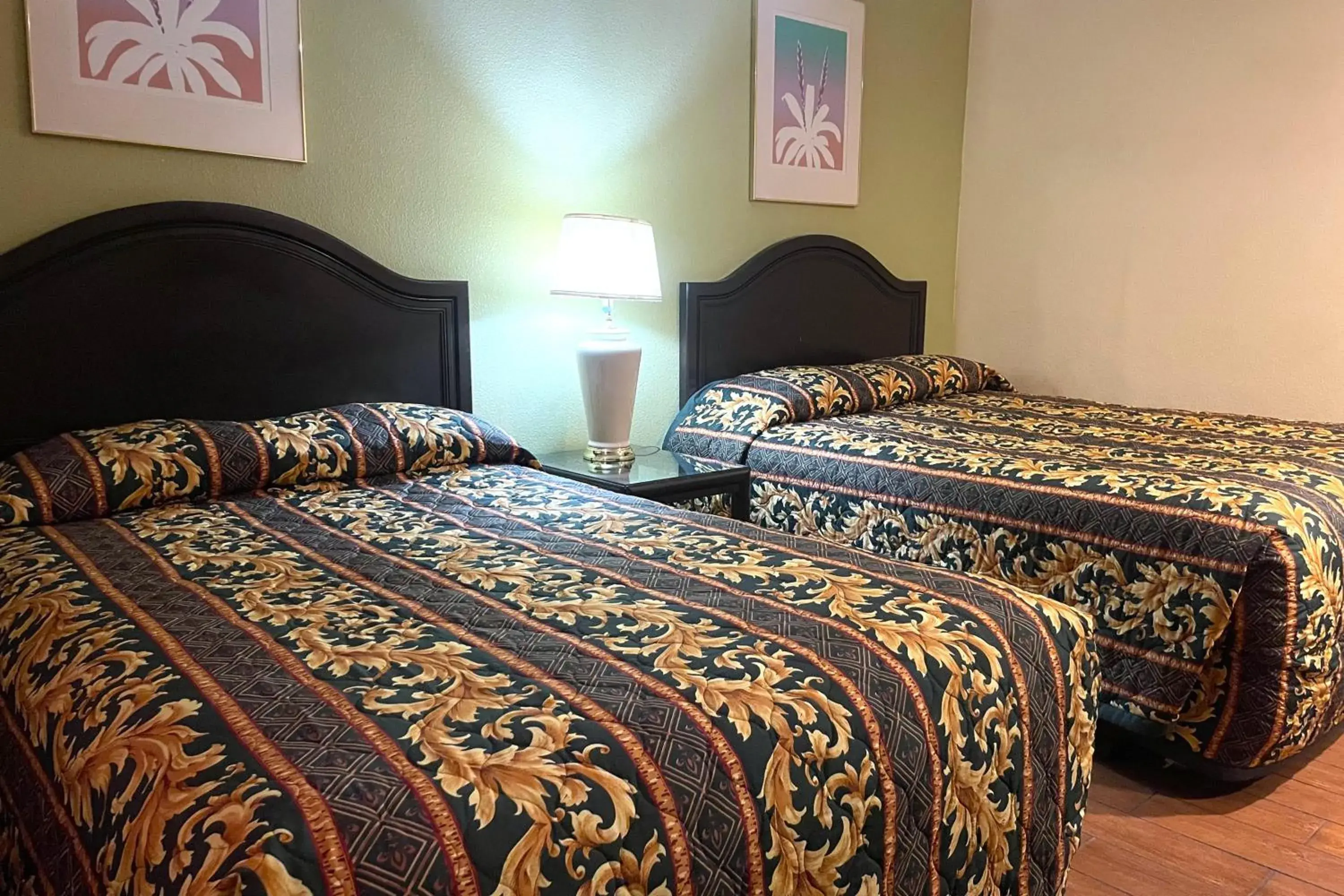 Bedroom, Bed in Sunstar Inn Los Banos near I-5 Bedroom, Bed in Sunstar Inn Los Banos near I-5