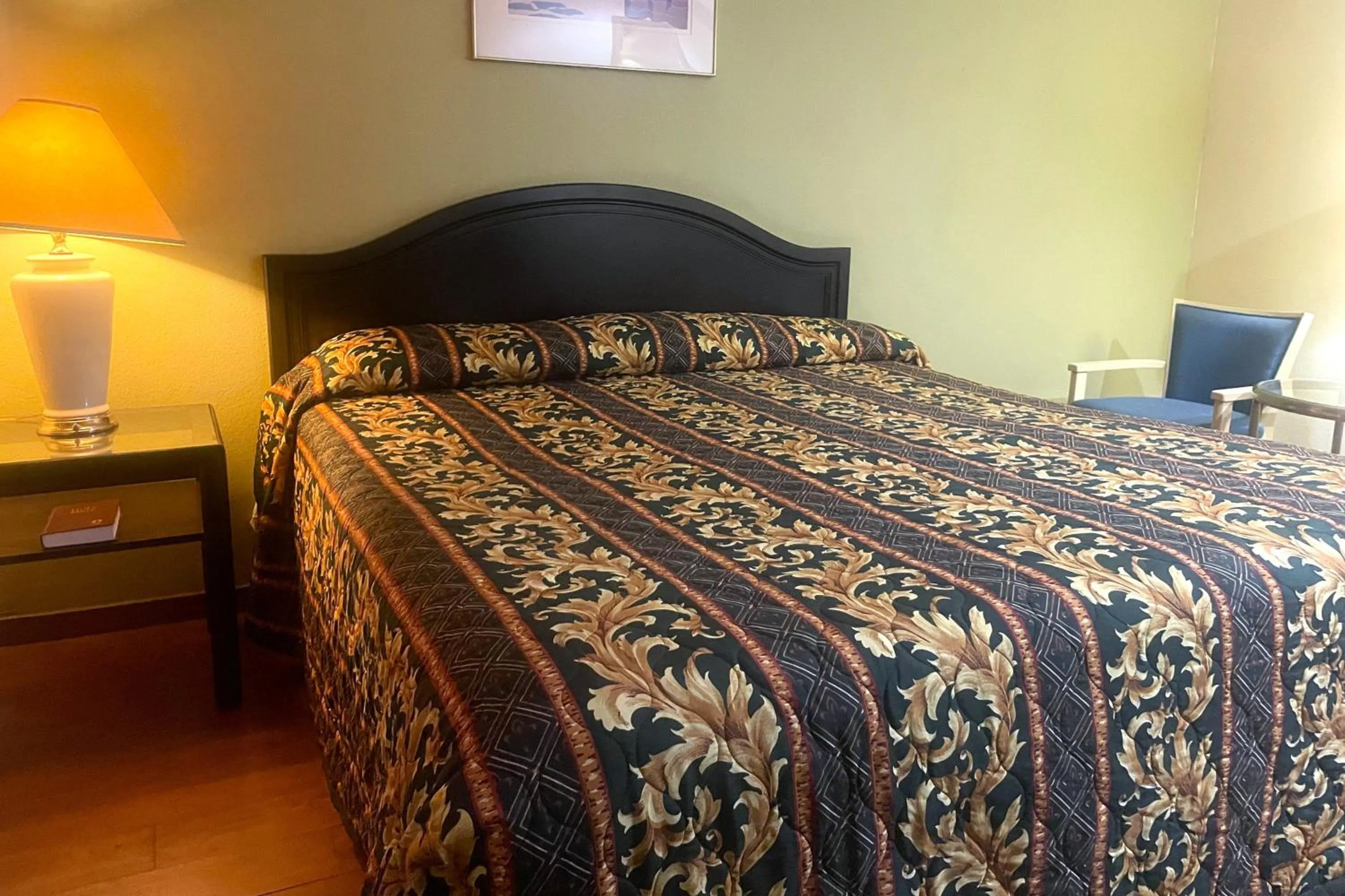 Bedroom, Bed in Sunstar Inn Los Banos near I-5