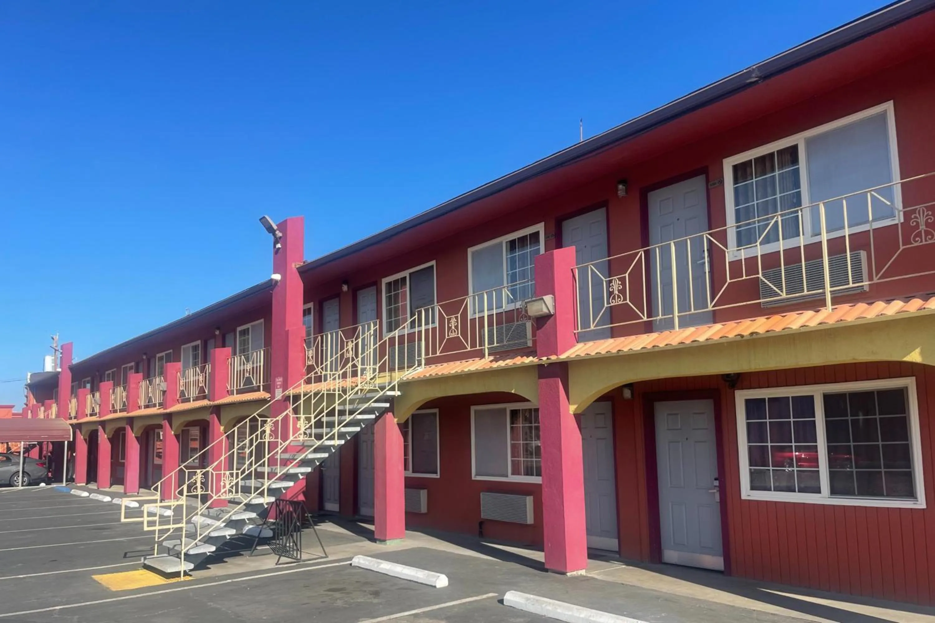 Facade/entrance in Sunstar Inn Los Banos near I-5