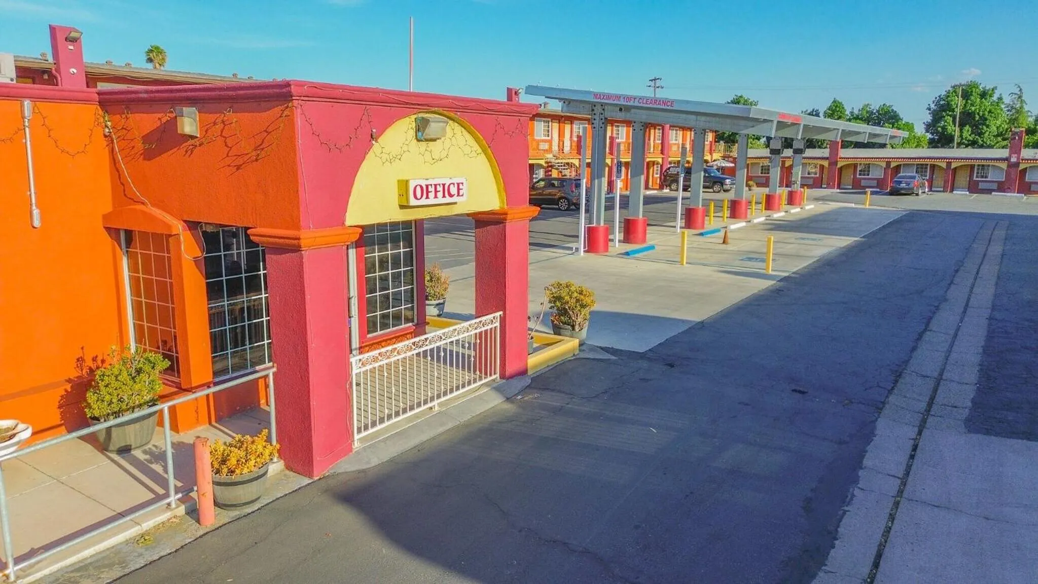 Facade/entrance in Sunstar Inn