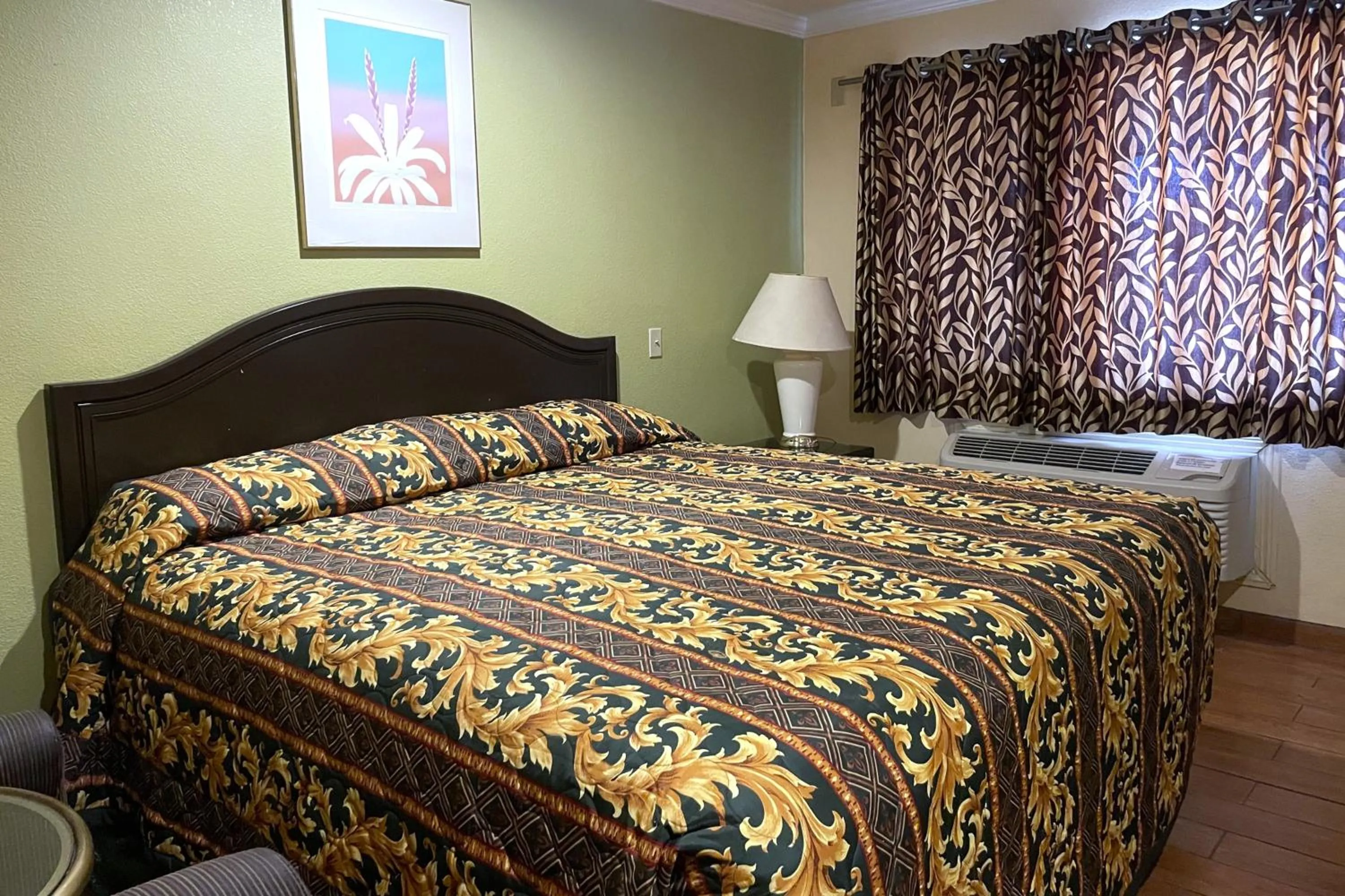 Bedroom, Bed in Sunstar Inn Los Banos near I-5