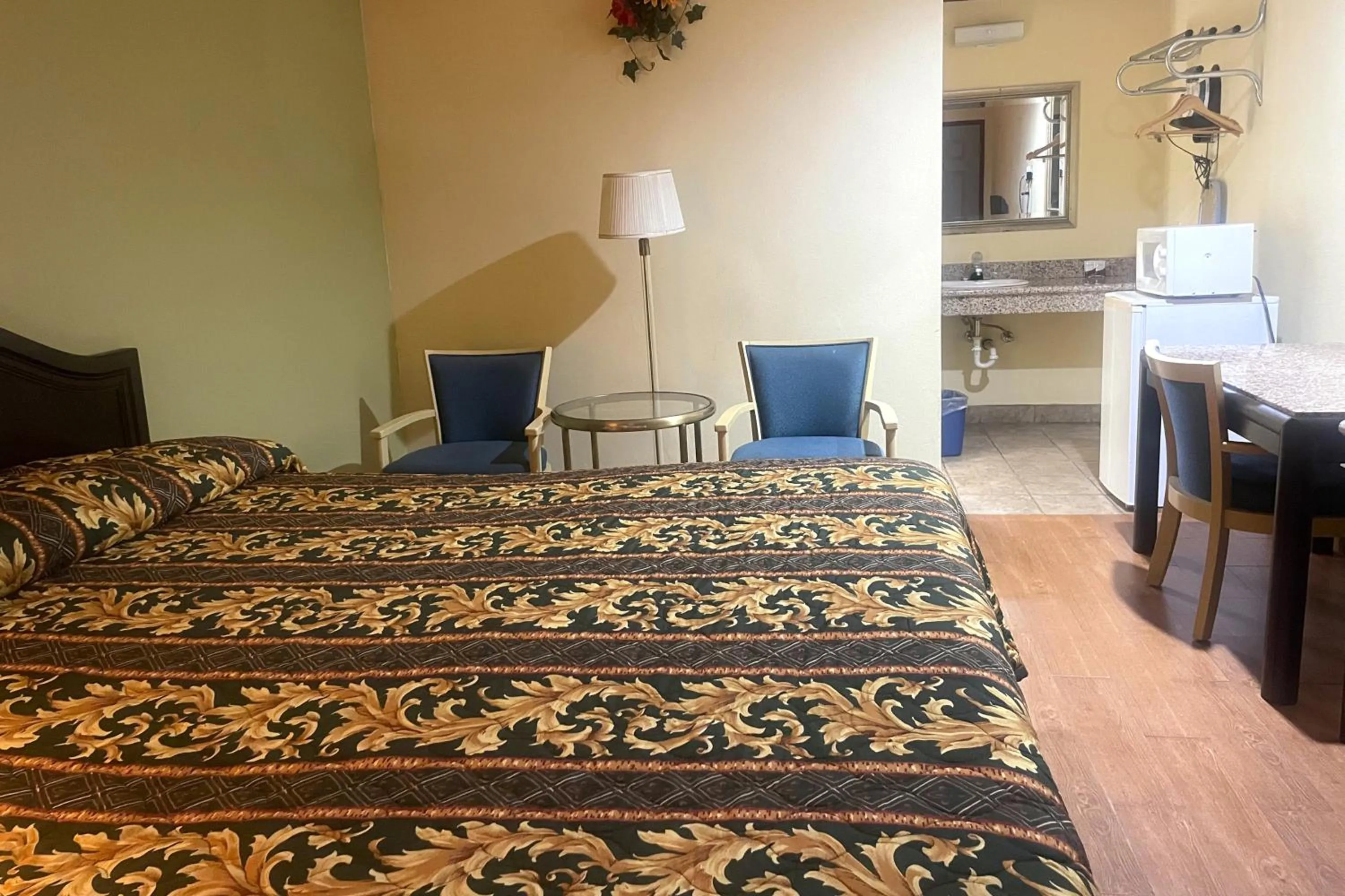 Bedroom, Bed in Sunstar Inn Los Banos near I-5