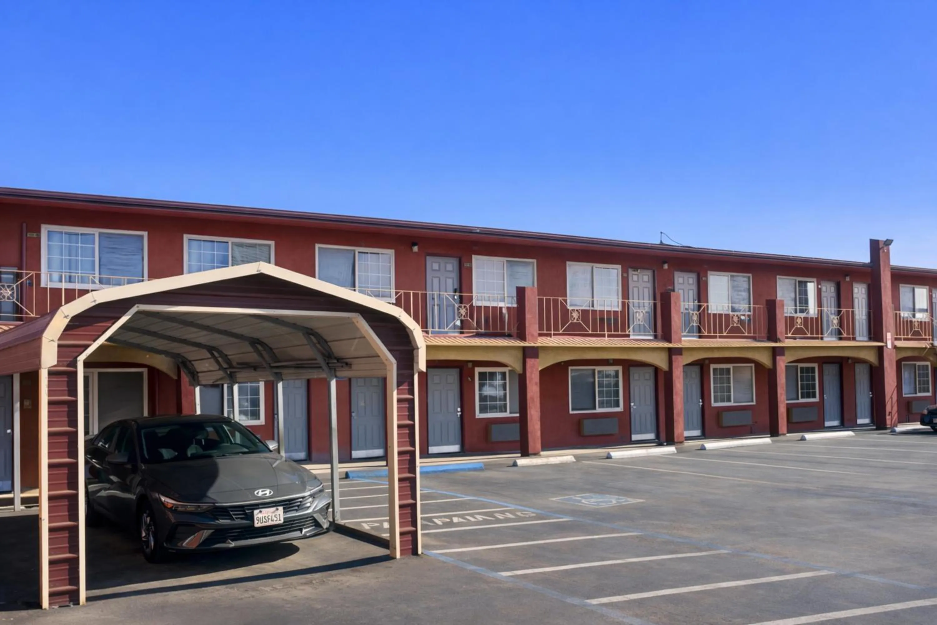 Parking in Sunstar Inn Los Banos near I-5