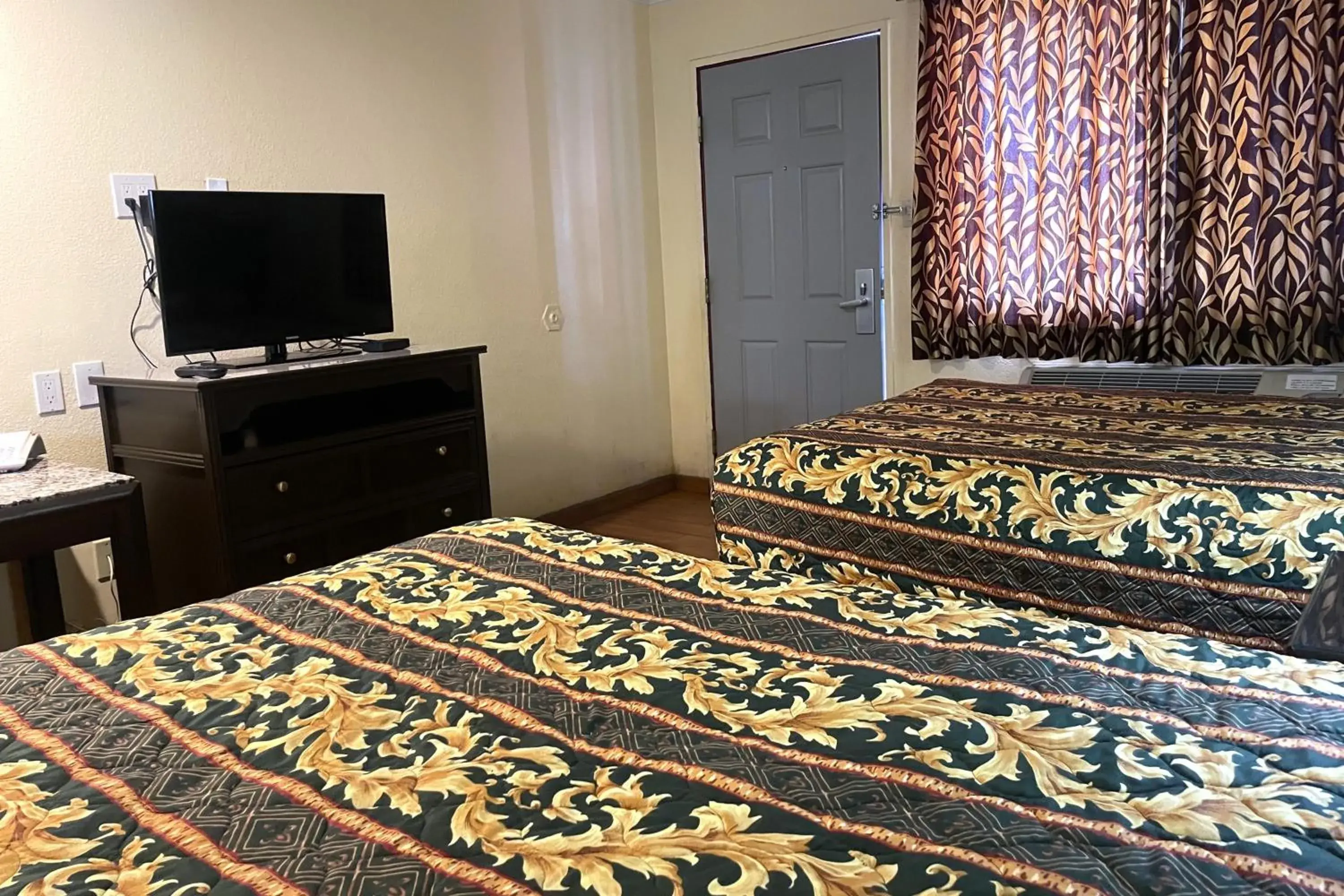 Bedroom, Bed in Sunstar Inn Los Banos near I-5 Bedroom, Bed in Sunstar Inn Los Banos near I-5