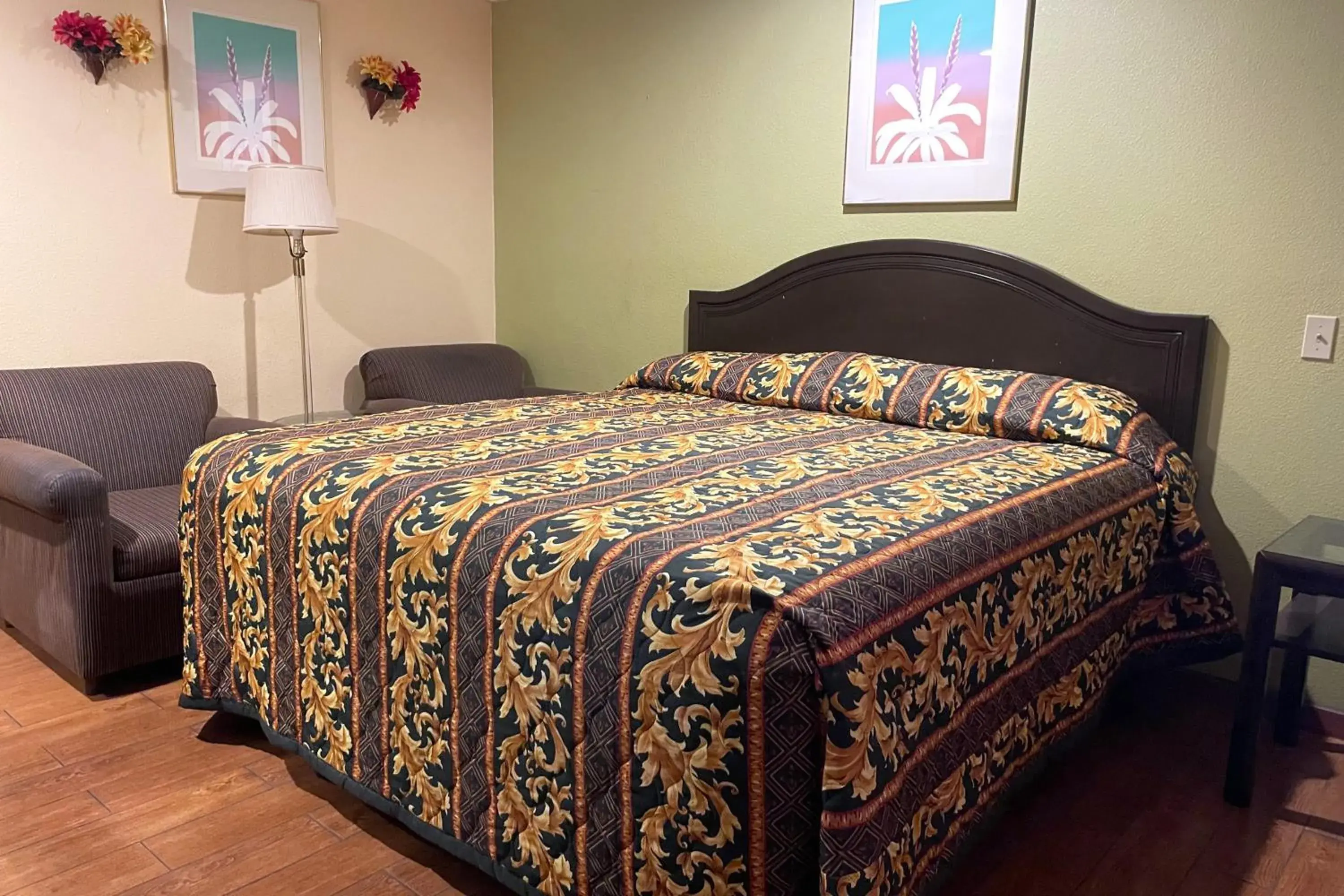 Bedroom, Bed in Sunstar Inn Los Banos near I-5 Bedroom, Bed in Sunstar Inn Los Banos near I-5