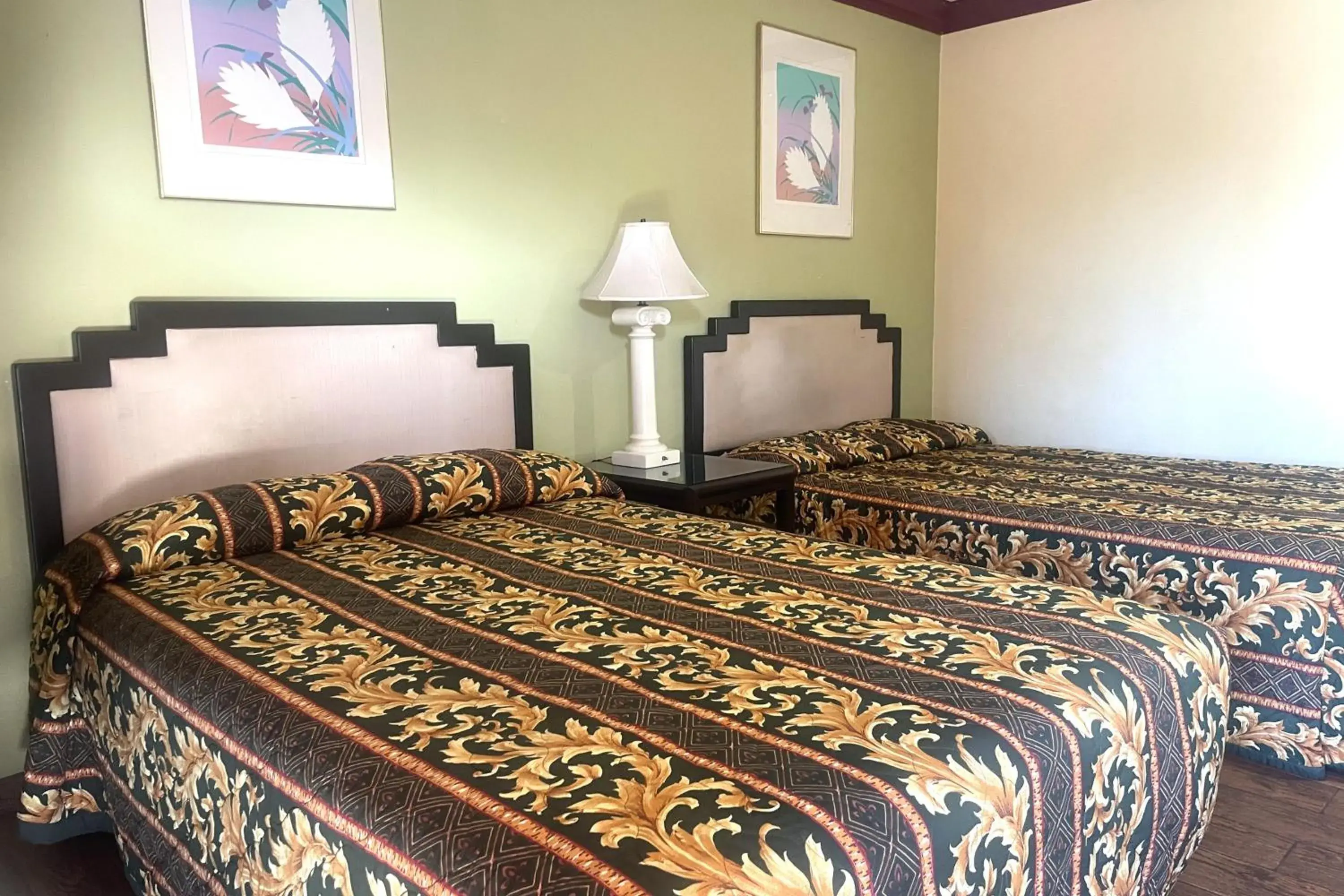 Bedroom, Bed in Sunstar Inn Los Banos near I-5 Bedroom, Bed in Sunstar Inn Los Banos near I-5