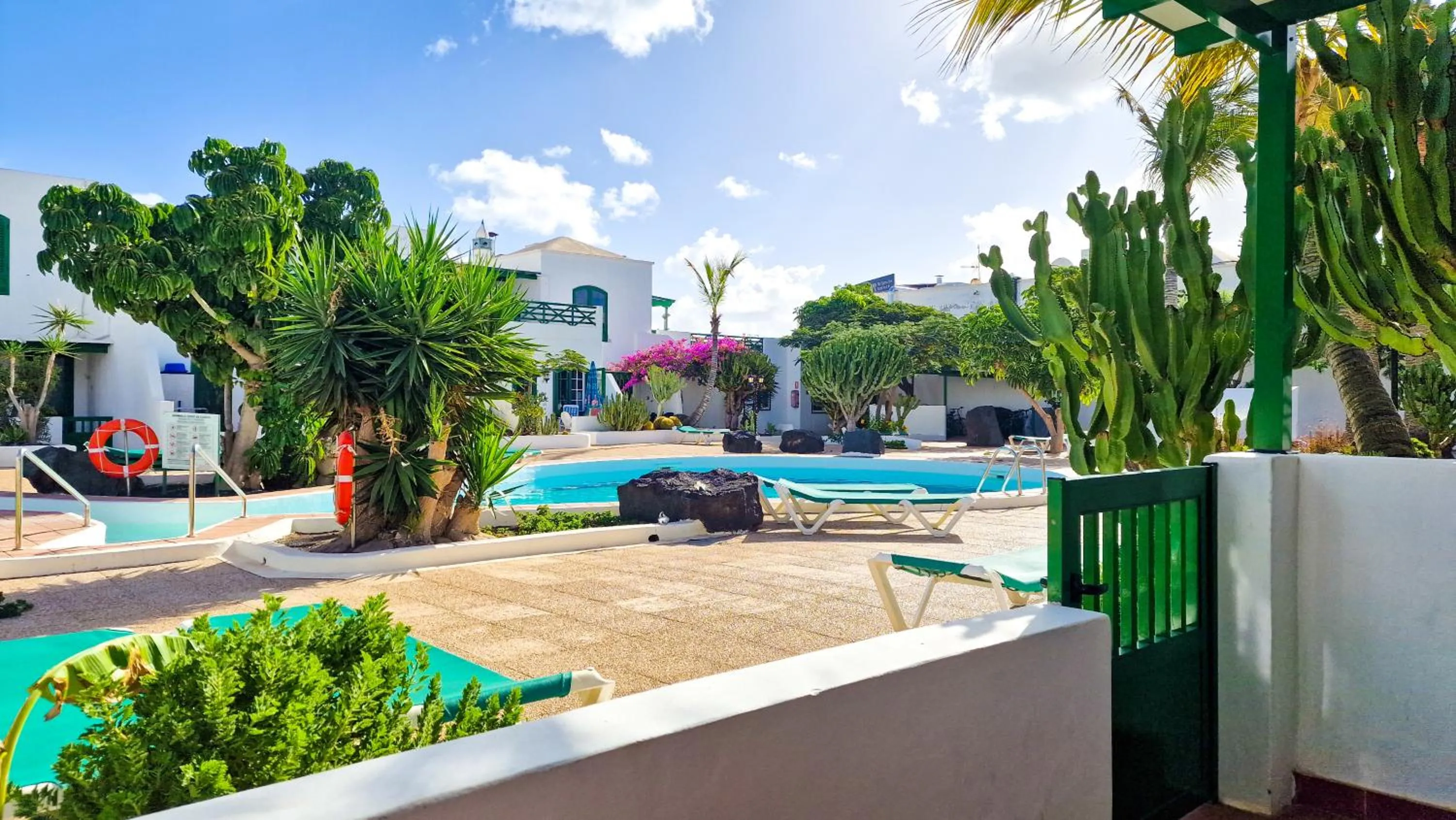 Pool view in Un capricho