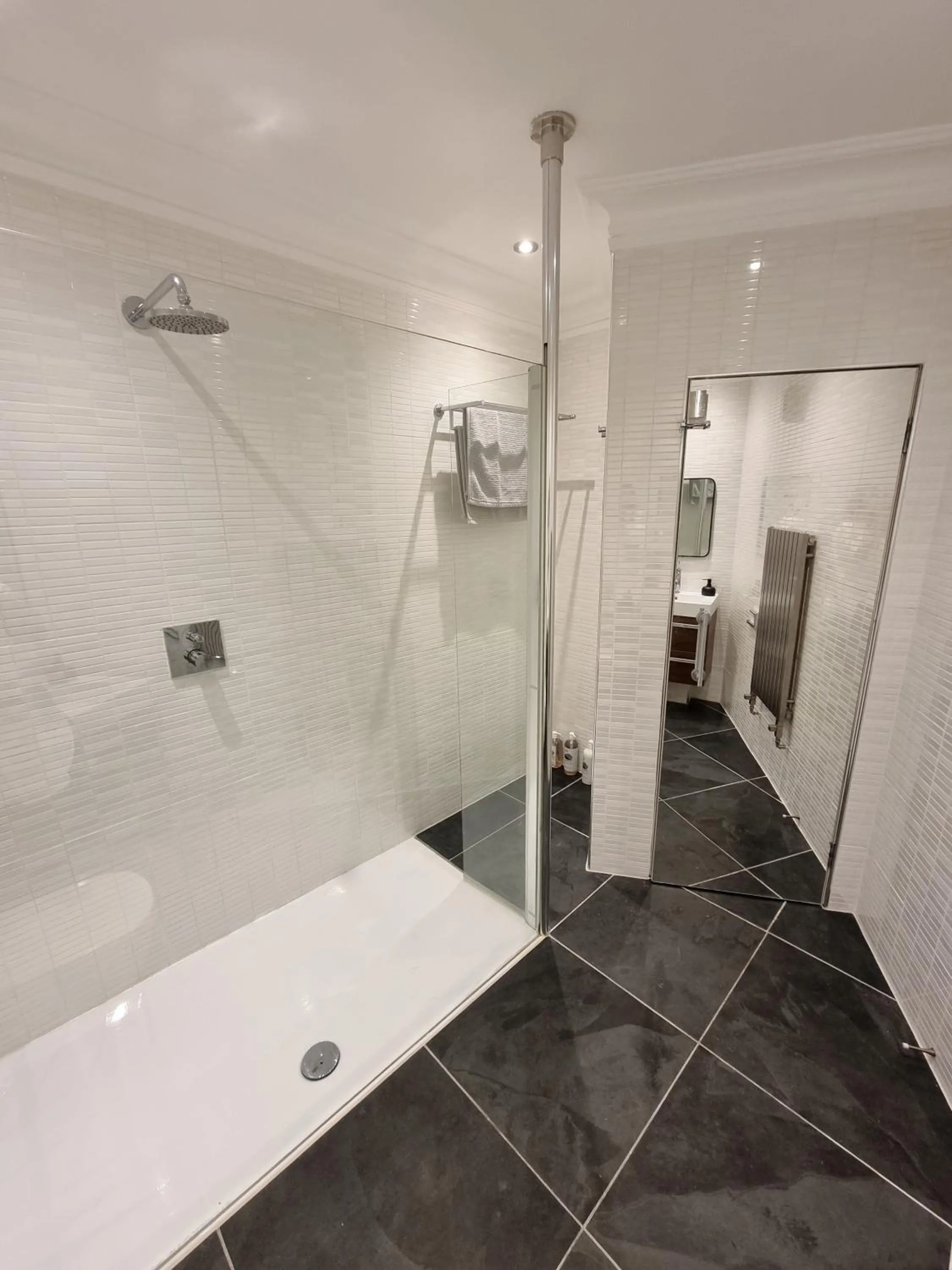 Luxury 2 bedroom city centre apartment with panoramic views and high ceilings
