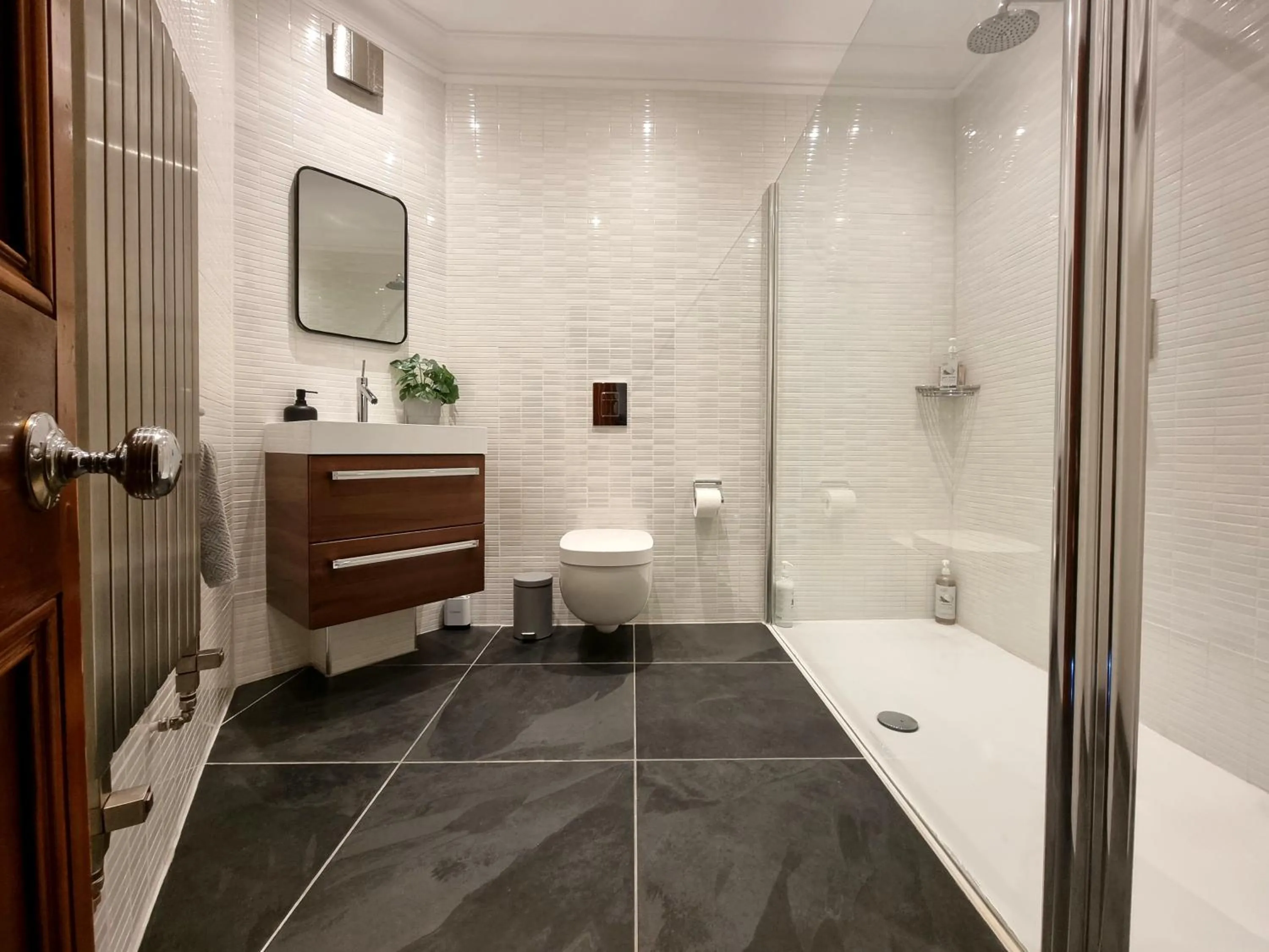 Luxury 2 bedroom city centre apartment with panoramic views and high ceilings