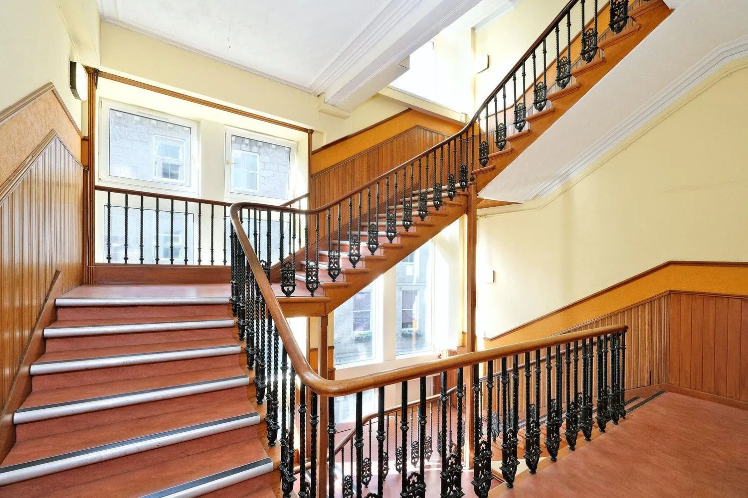 Luxury 2 bedroom city centre apartment with panoramic views and high ceilings