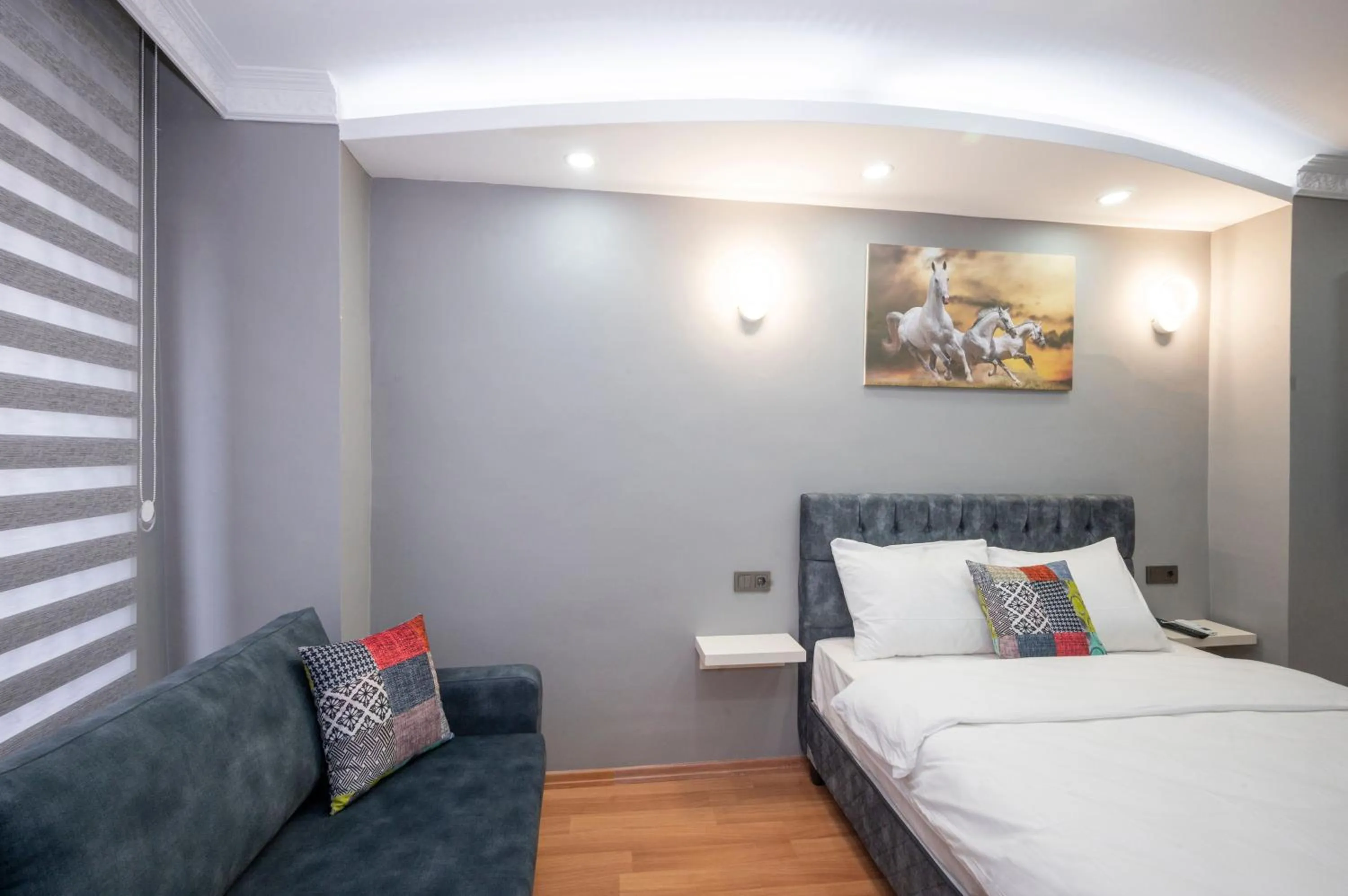 Photo of the whole room, Bed in Taxim Sunpera Suites