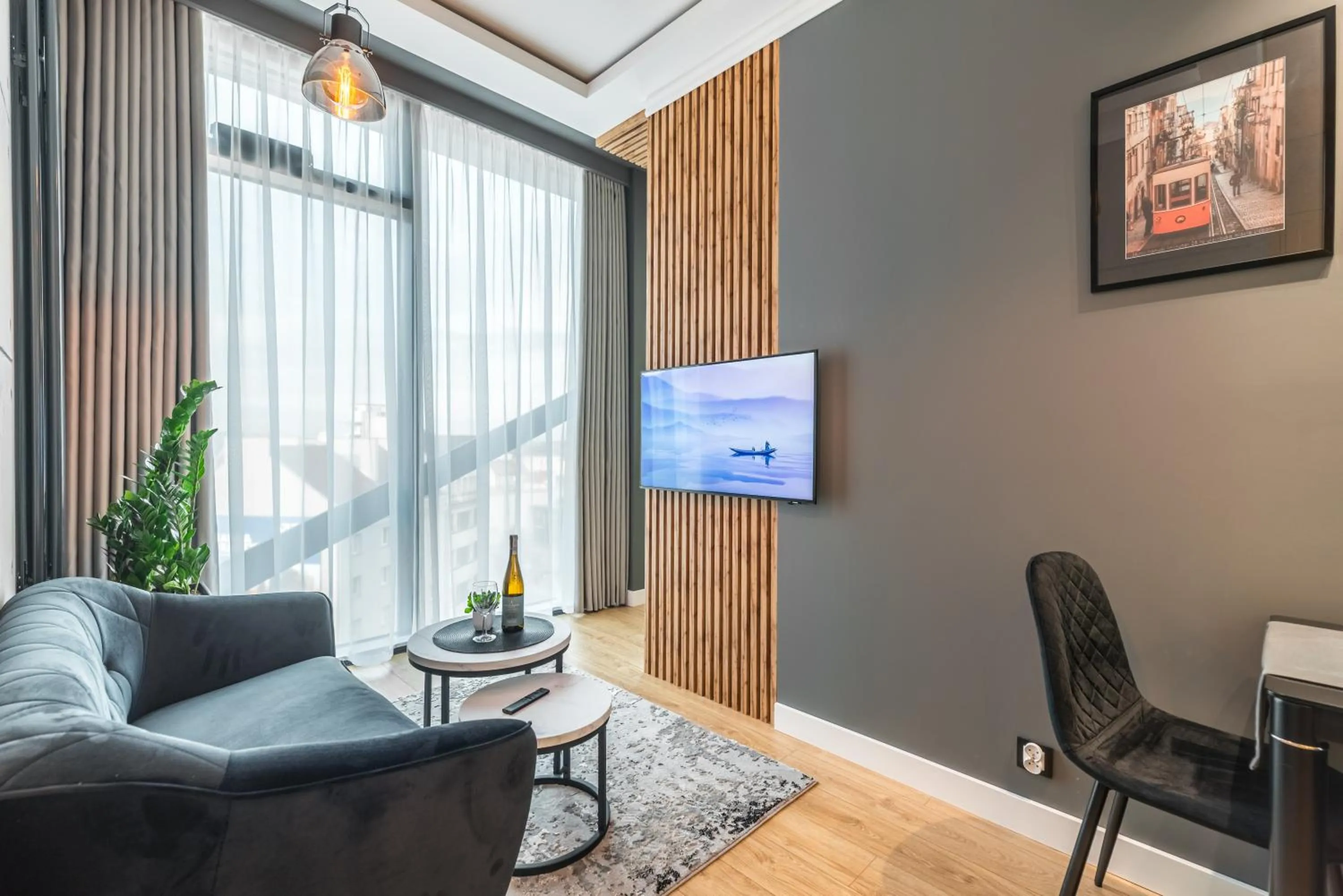 Communal lounge/ TV room in Q18 ApartHotel