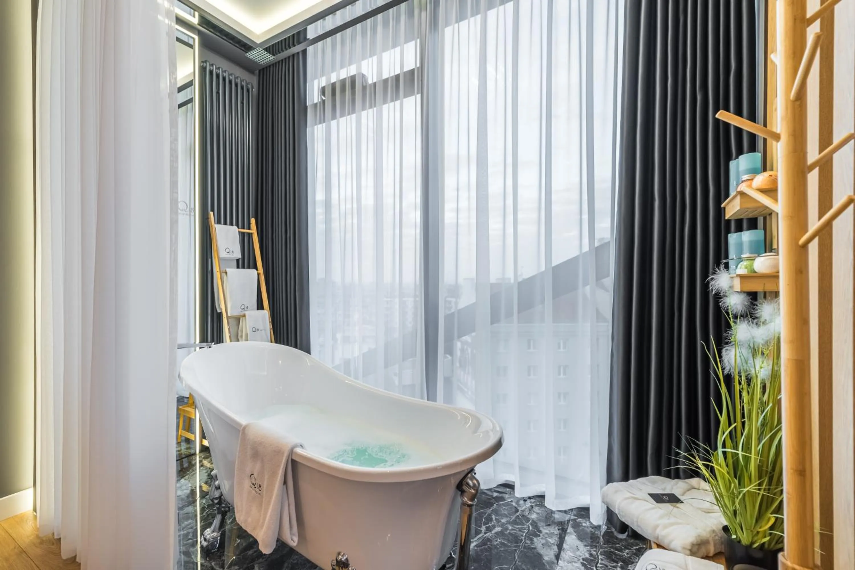 Hot Tub in Q18 ApartHotel