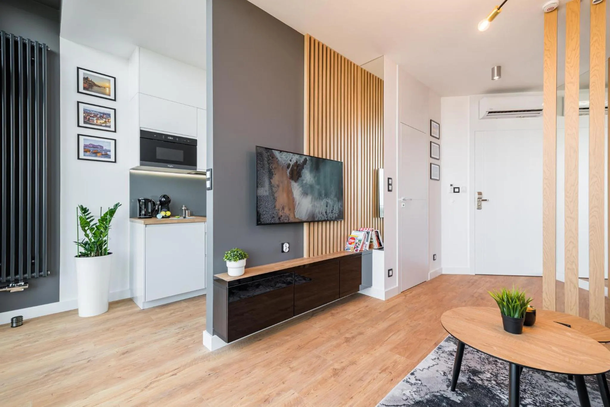 Communal lounge/ TV room in Q18 ApartHotel