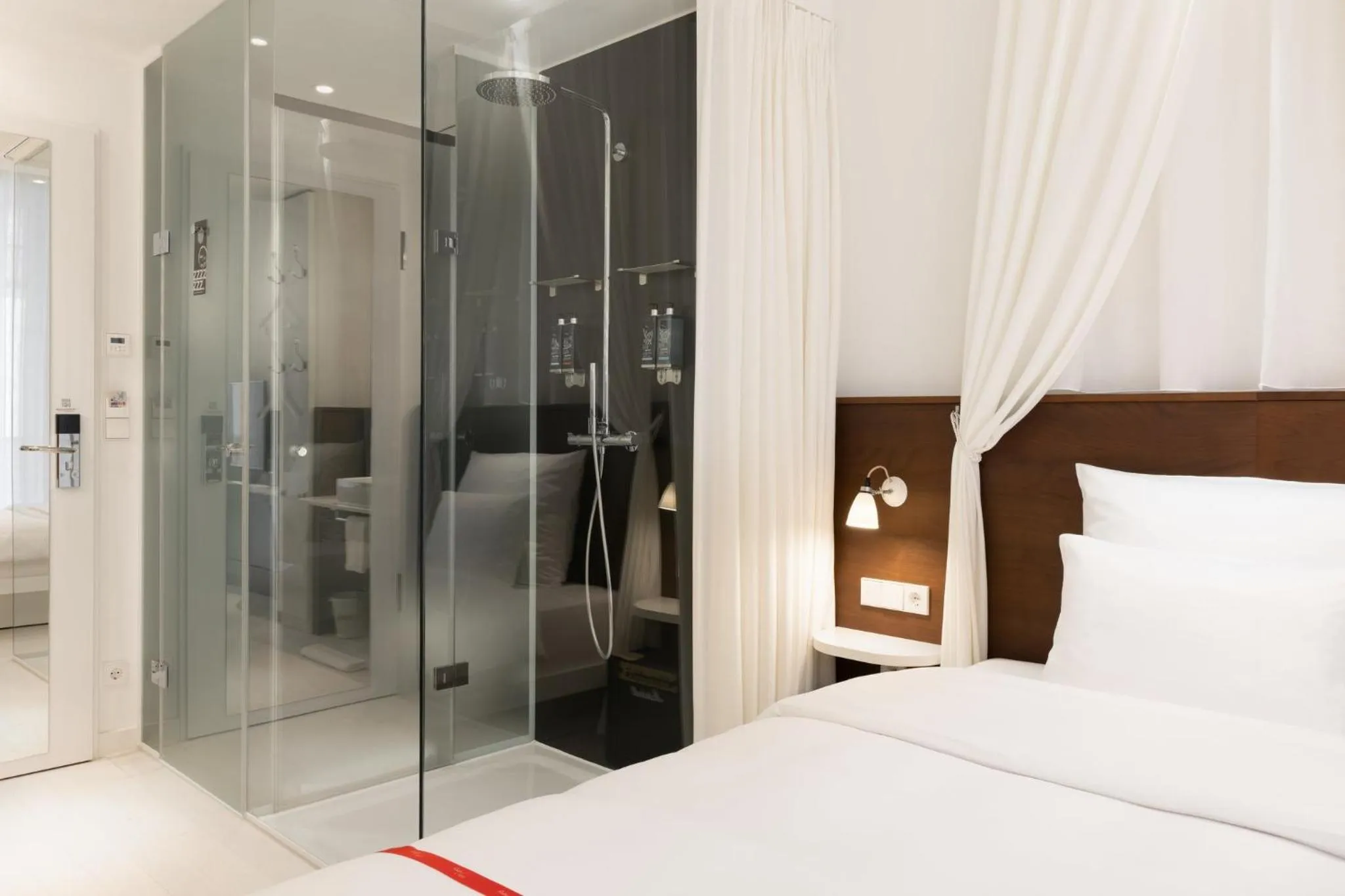 Photo of the whole room, Bed in Ruby Rosi Hotel Munich