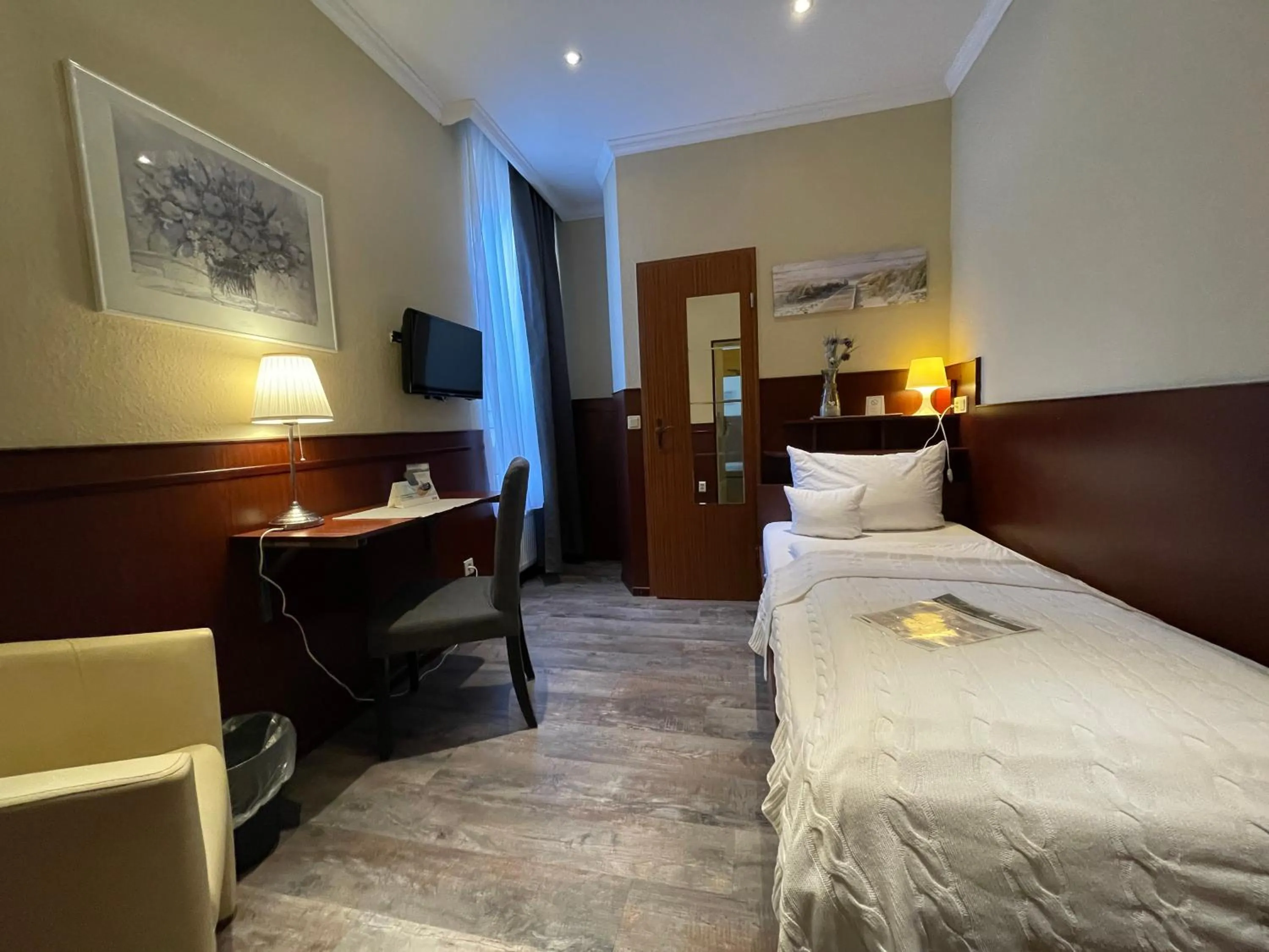 Photo of the whole room, Bed in Hotel Hanseatic