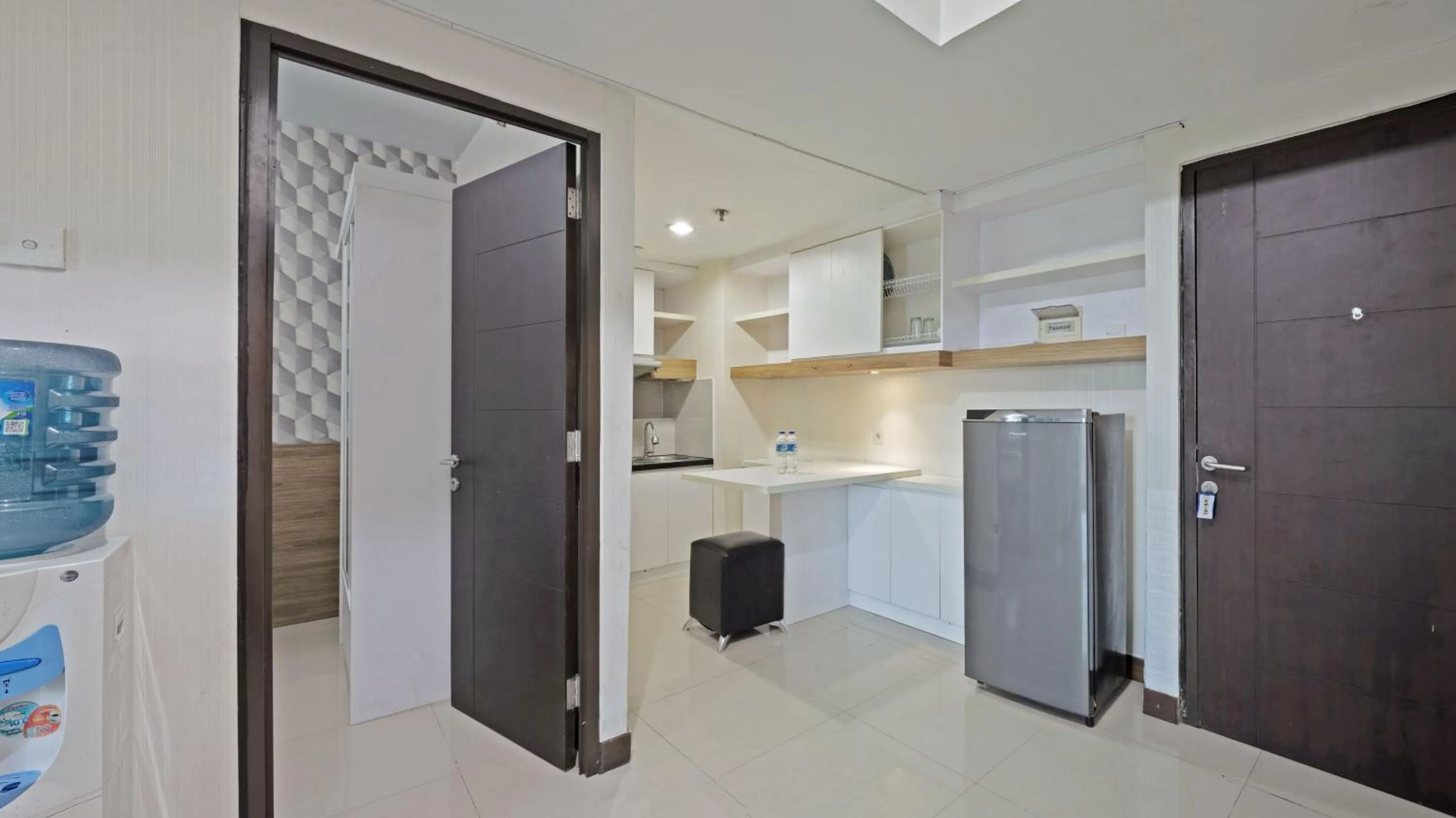 Kitchen or kitchenette in Apartemen Grand Dhika City by Nina