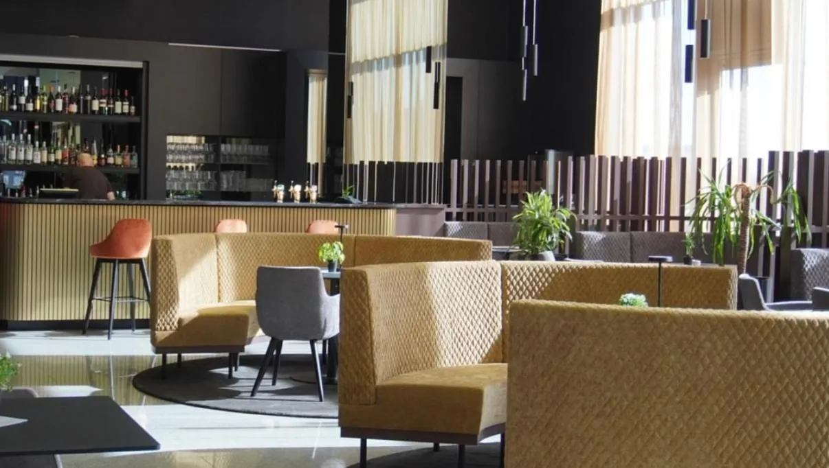 Restaurant/places to eat in Pannonia Tower