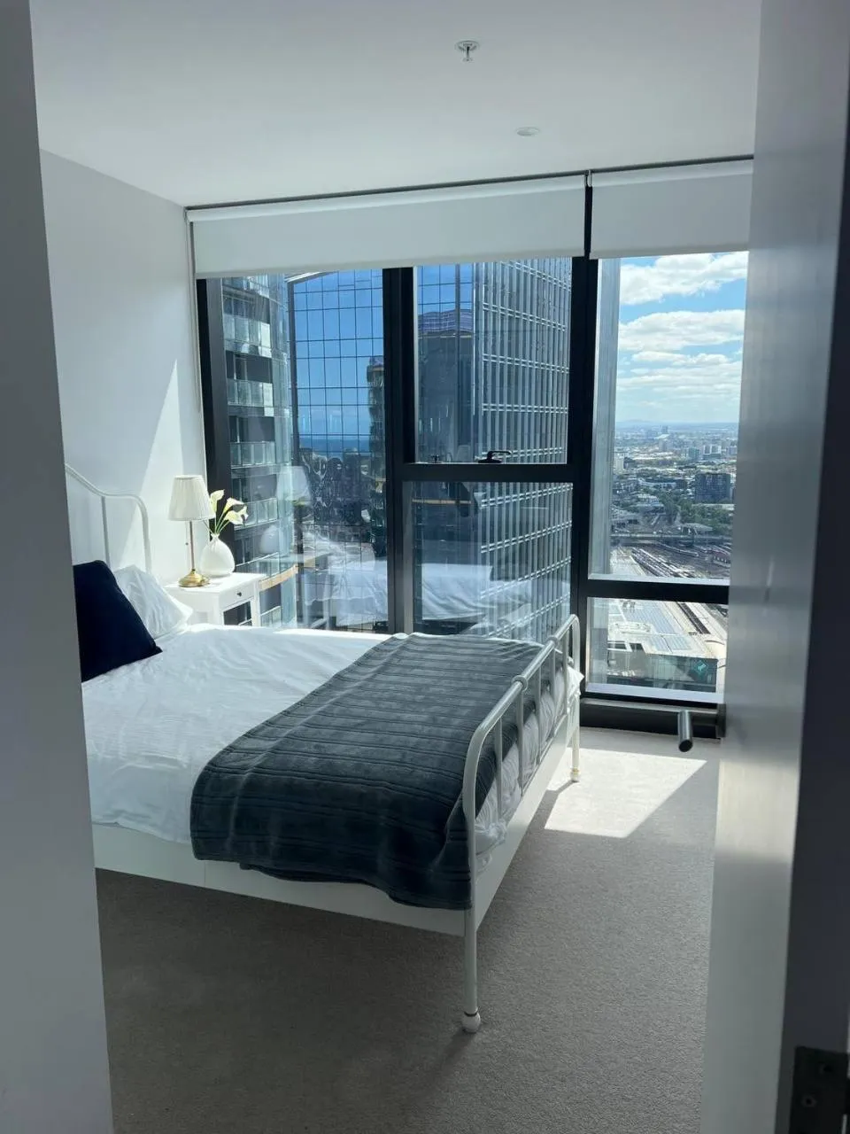 Bedroom, Bed in Pars apartments - Melbourne Quarter- unique View of city and Yarra