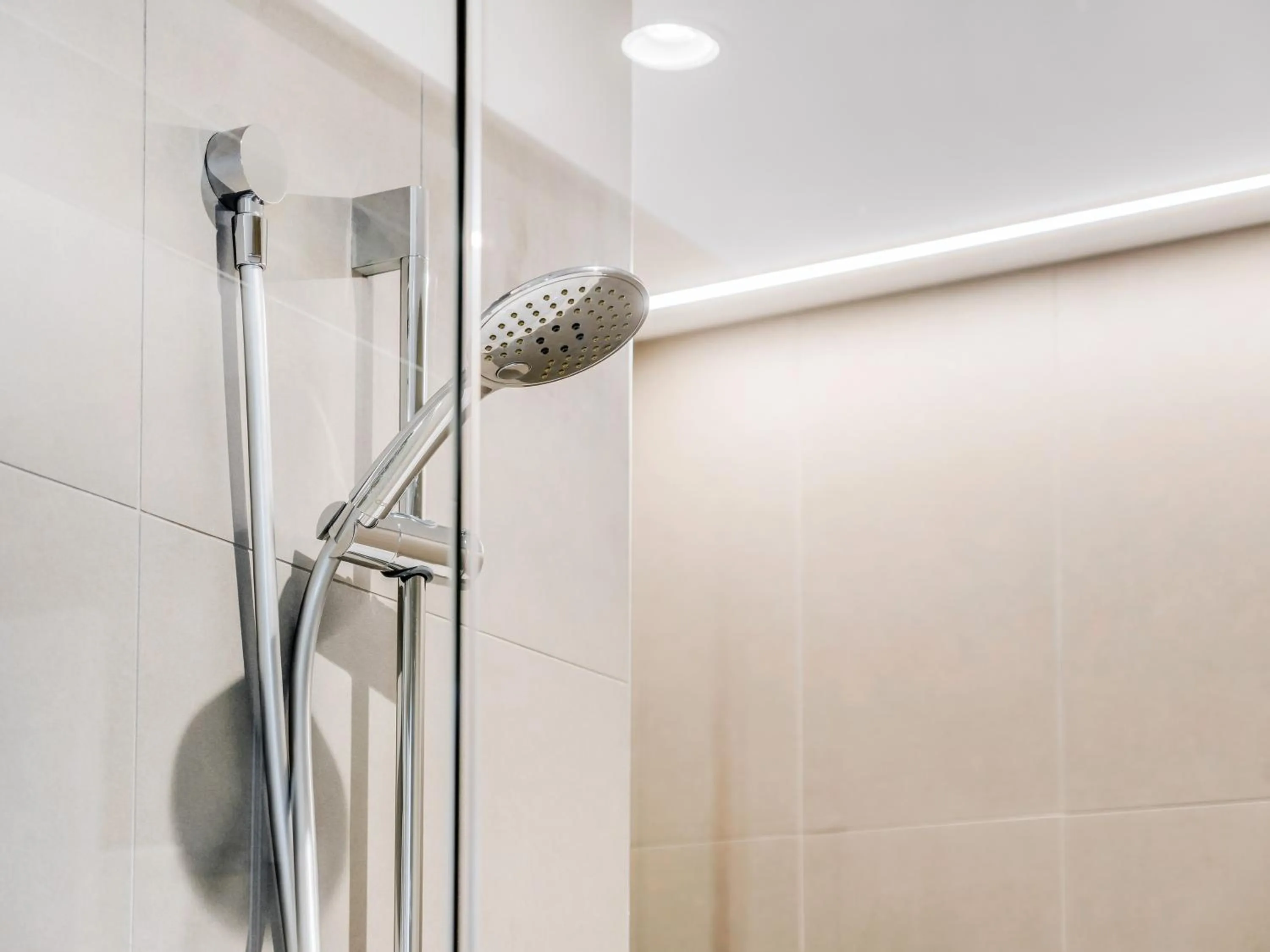 Shower in Pars apartments - Melbourne Quarter- unique View of city and Yarra