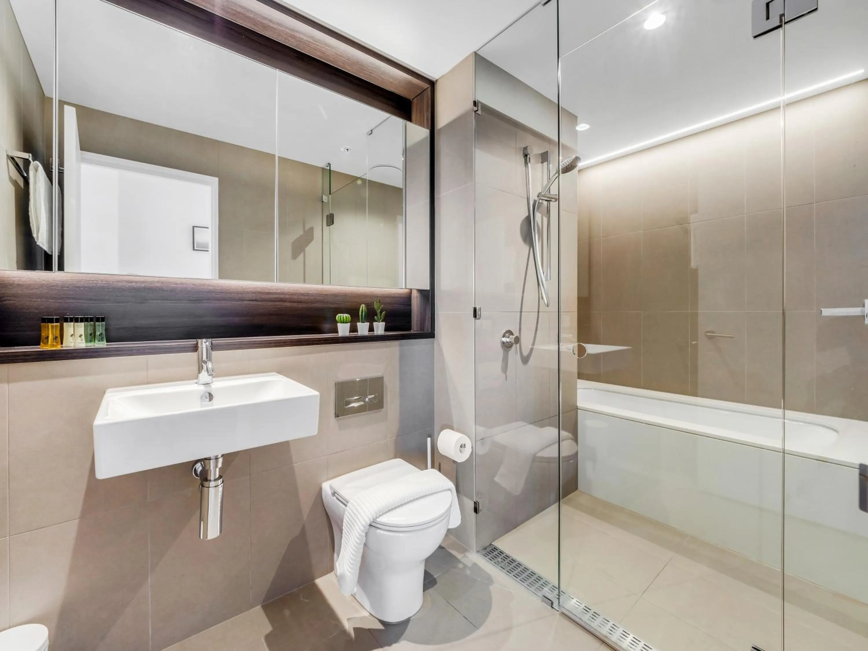 Bathroom in Pars apartments - Melbourne Quarter- unique View of city and Yarra