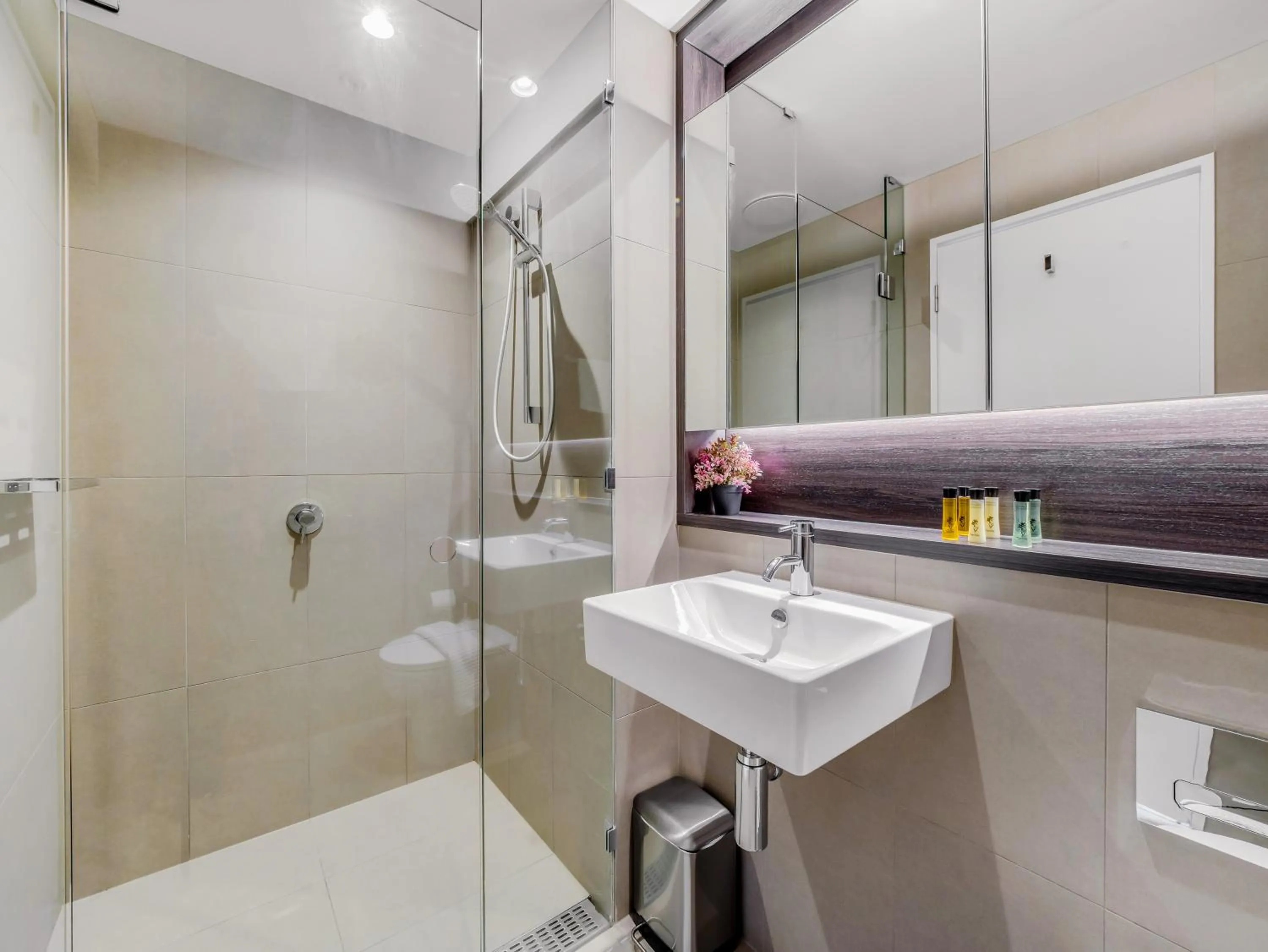 Bathroom in Pars apartments - Melbourne Quarter- unique View of city and Yarra