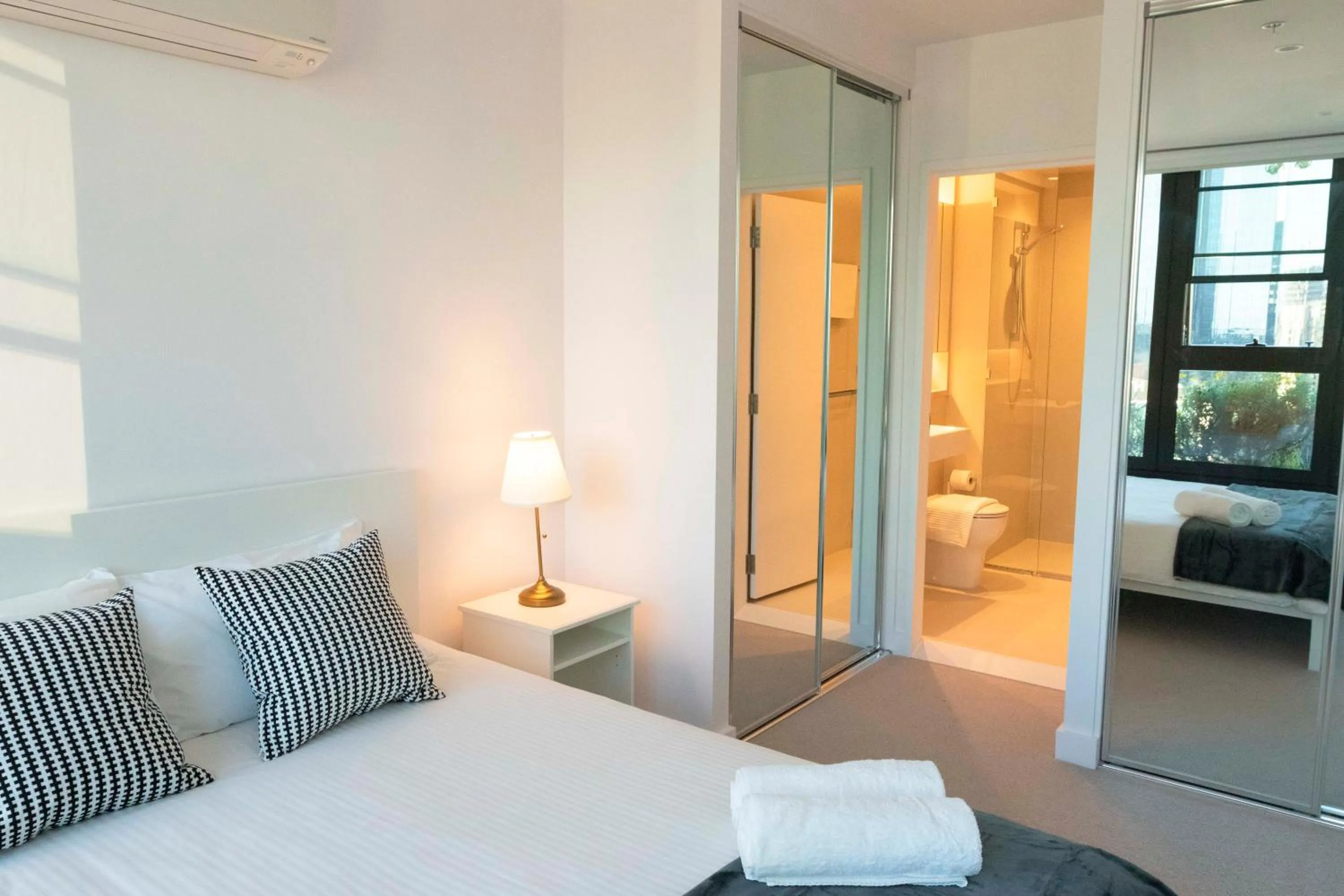 Bathroom, Bed in Pars apartments - Melbourne Quarter- unique View of city and Yarra