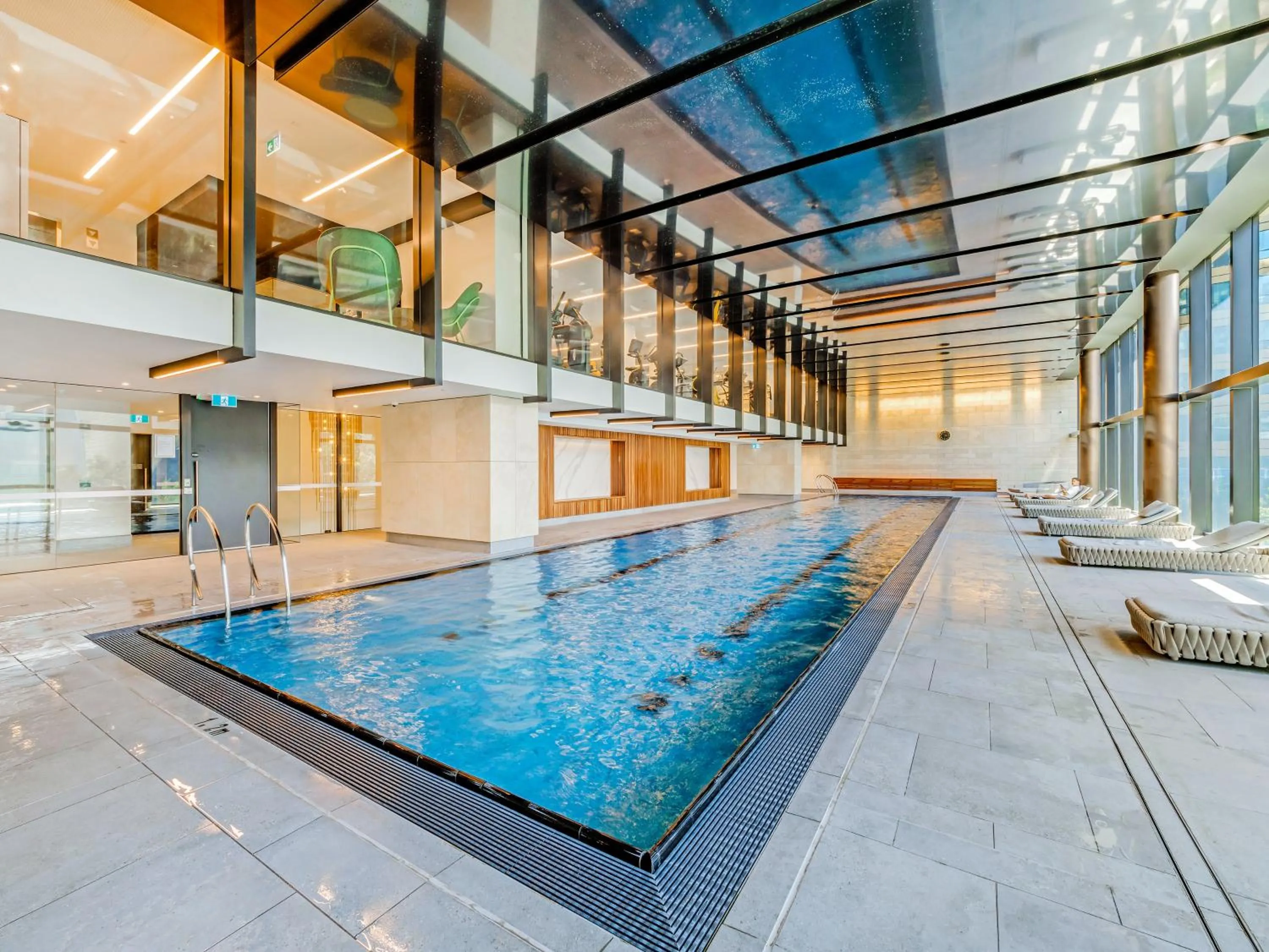 Pool view in Pars apartments - Melbourne Quarter- unique View of city and Yarra