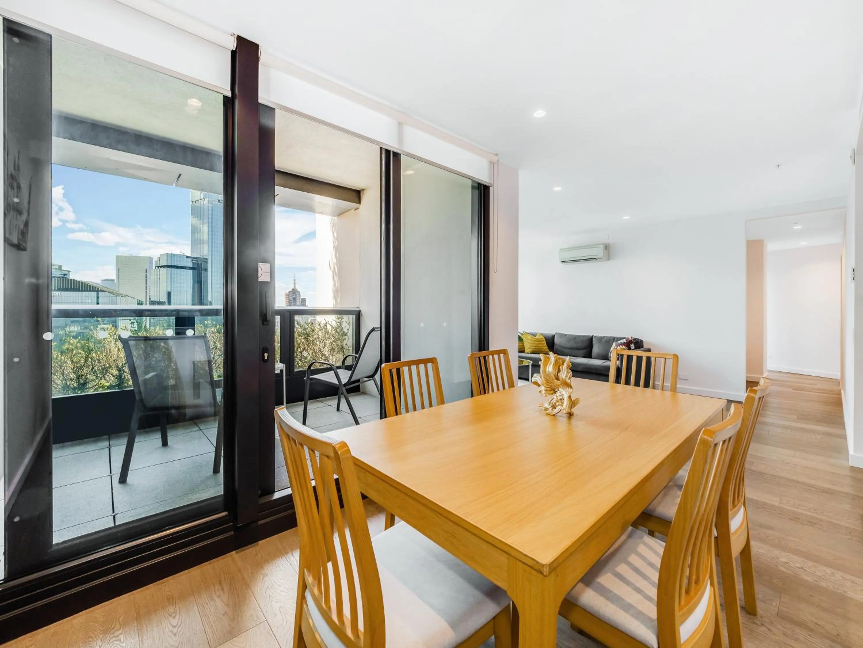 Dining area in Pars apartments - Melbourne Quarter- unique View of city and Yarra