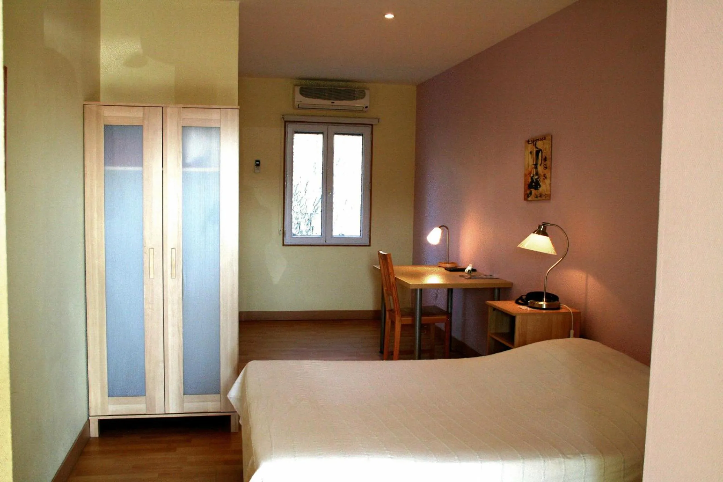 Photo of the whole room, Bed in In Jungle Hôtel