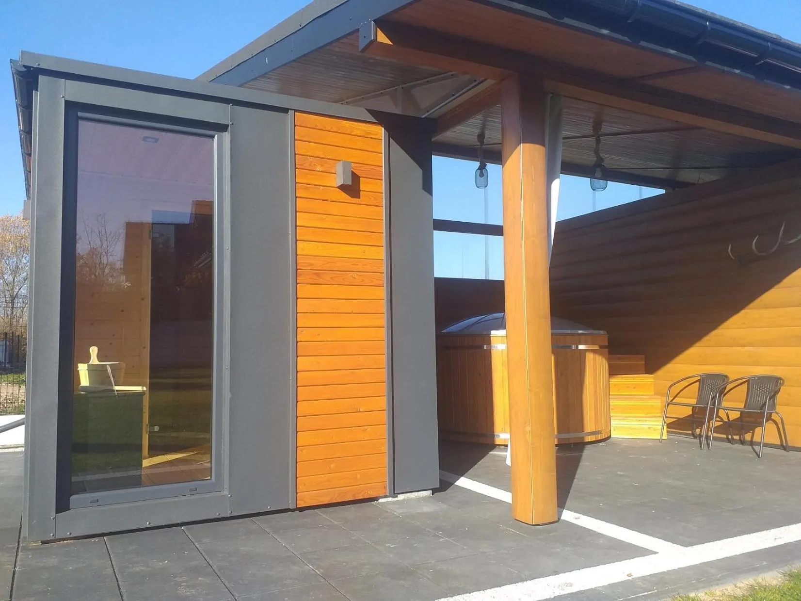 Hot Tub in Biały Jeleń z basenem i jacuzzi