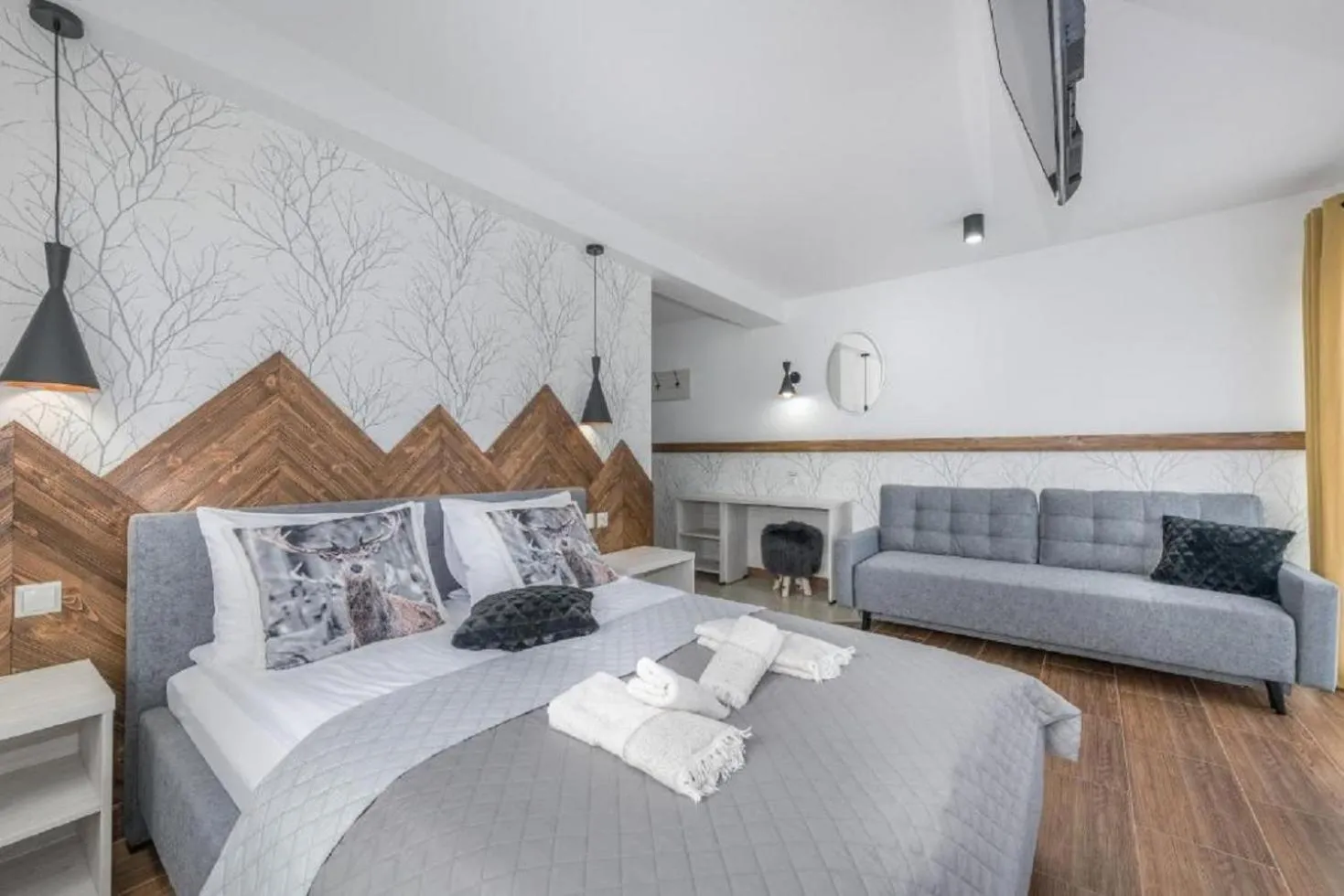 Bed in Biały Jeleń z basenem i jacuzzi