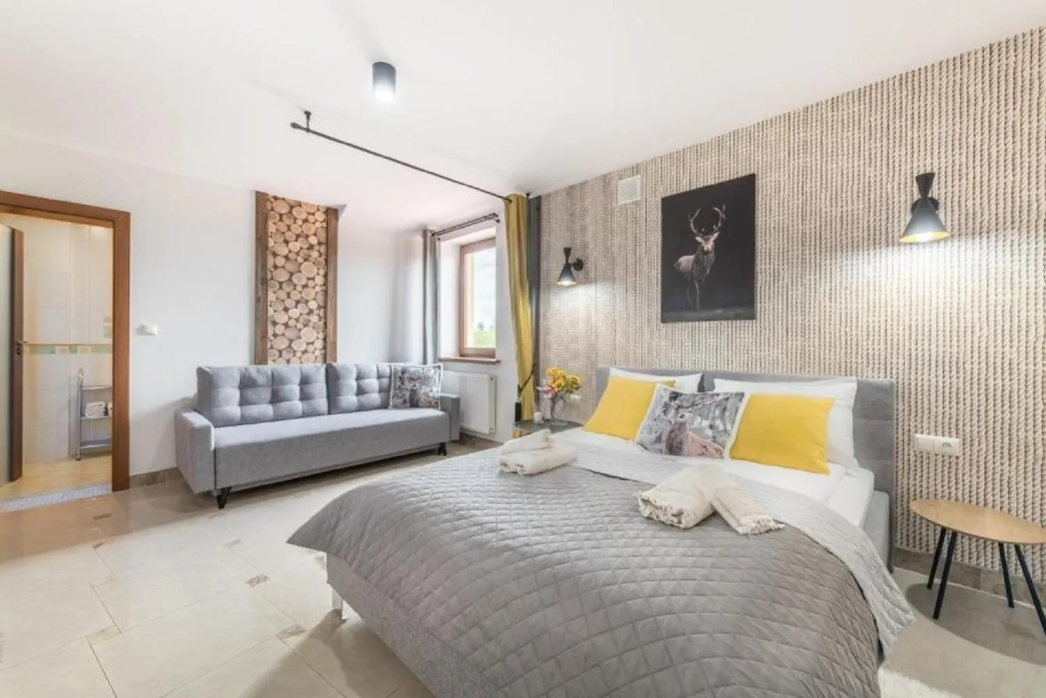 Bed in Biały Jeleń z basenem i jacuzzi