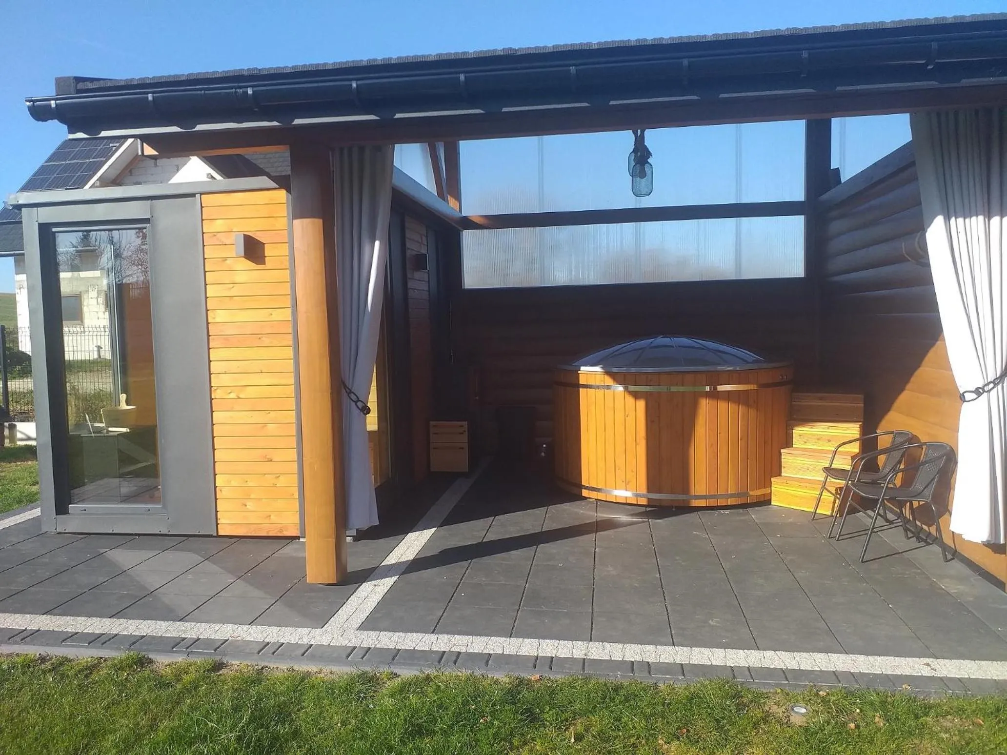 Hot Tub in Biały Jeleń z basenem i jacuzzi