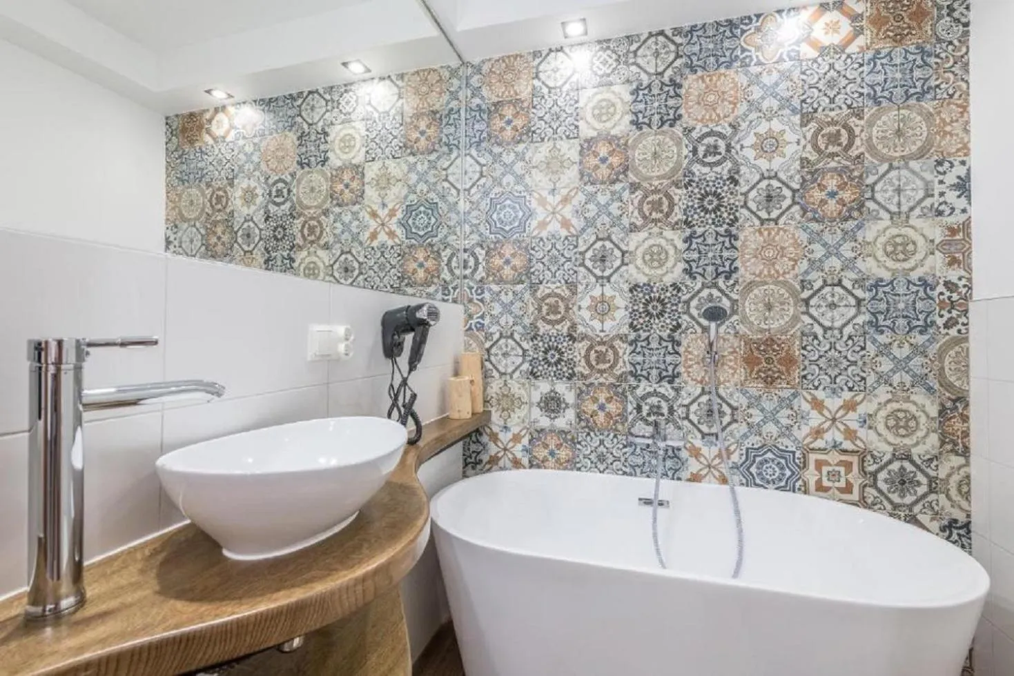 Bathroom in Biały Jeleń z basenem i jacuzzi