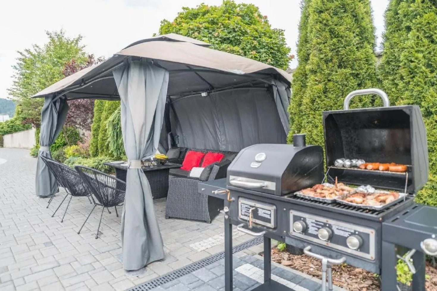 BBQ facilities in Biały Jeleń z basenem i jacuzzi