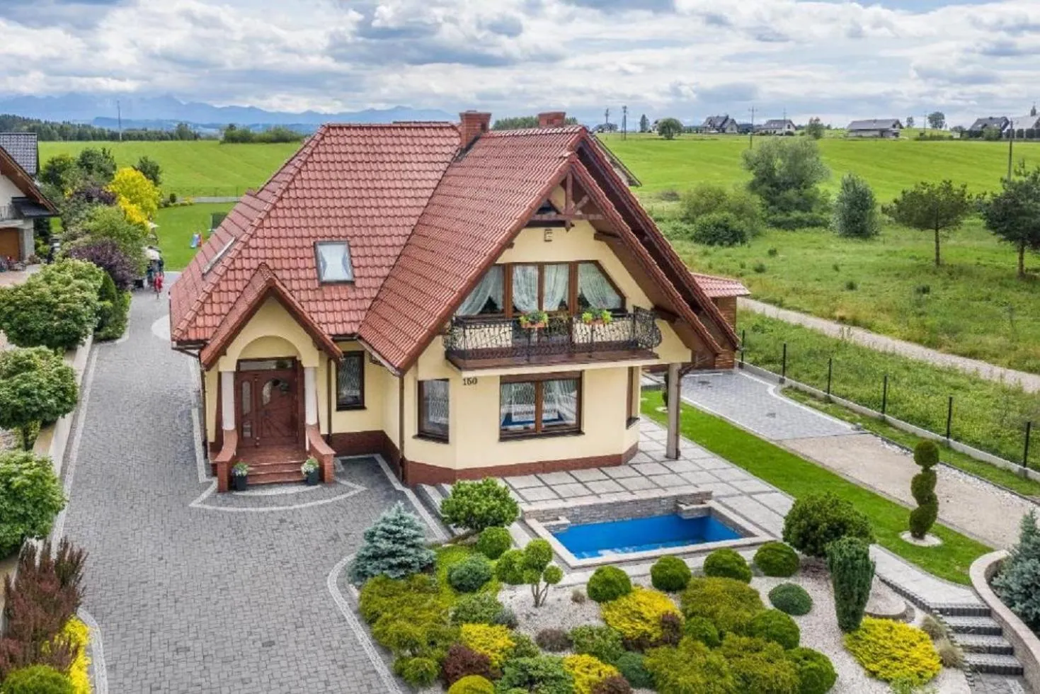 Bird's eye view in Biały Jeleń z basenem i jacuzzi