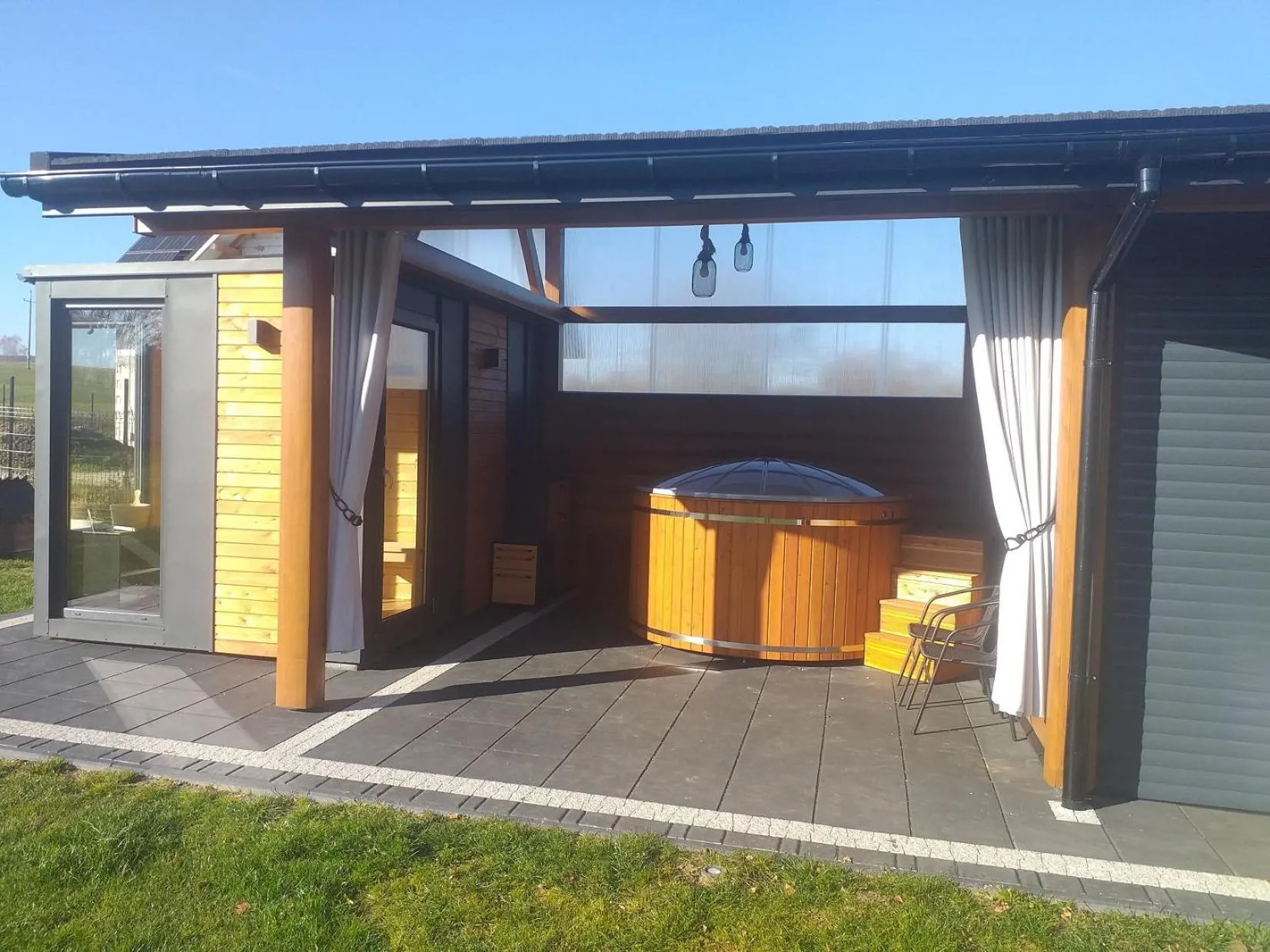 Hot Tub in Biały Jeleń z basenem i jacuzzi