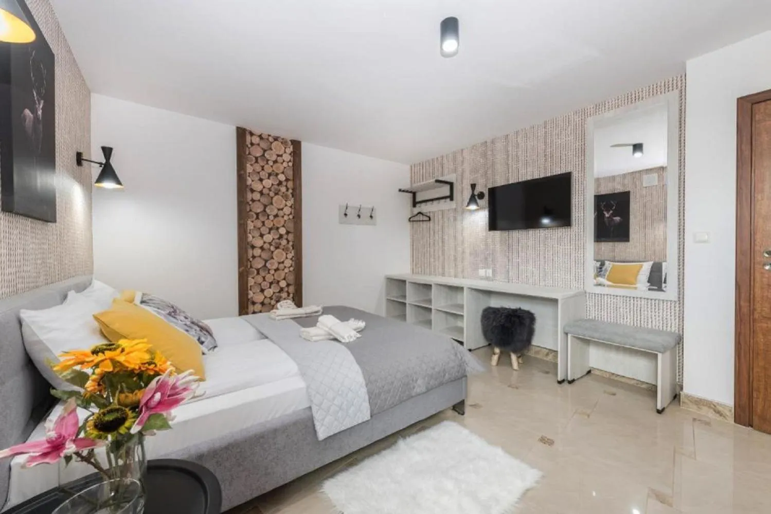 Photo of the whole room, Bed in Biały Jeleń z basenem i jacuzzi