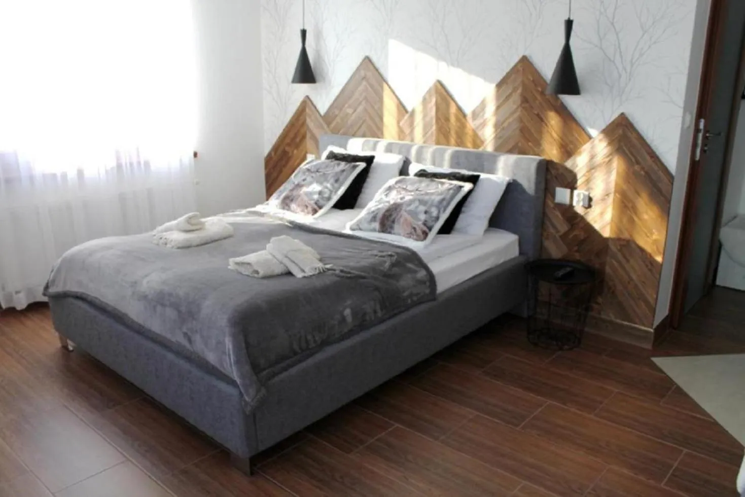 Bed in Biały Jeleń z basenem i jacuzzi