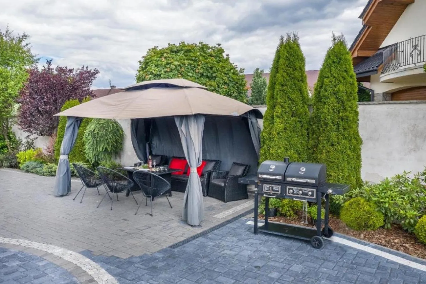 BBQ facilities in Biały Jeleń z basenem i jacuzzi