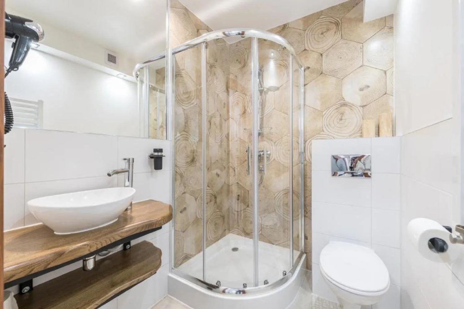 Bathroom in Biały Jeleń z basenem i jacuzzi