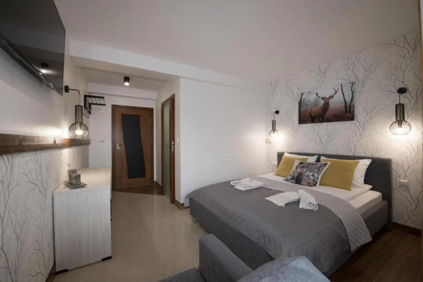 Bed in Biały Jeleń z basenem i jacuzzi