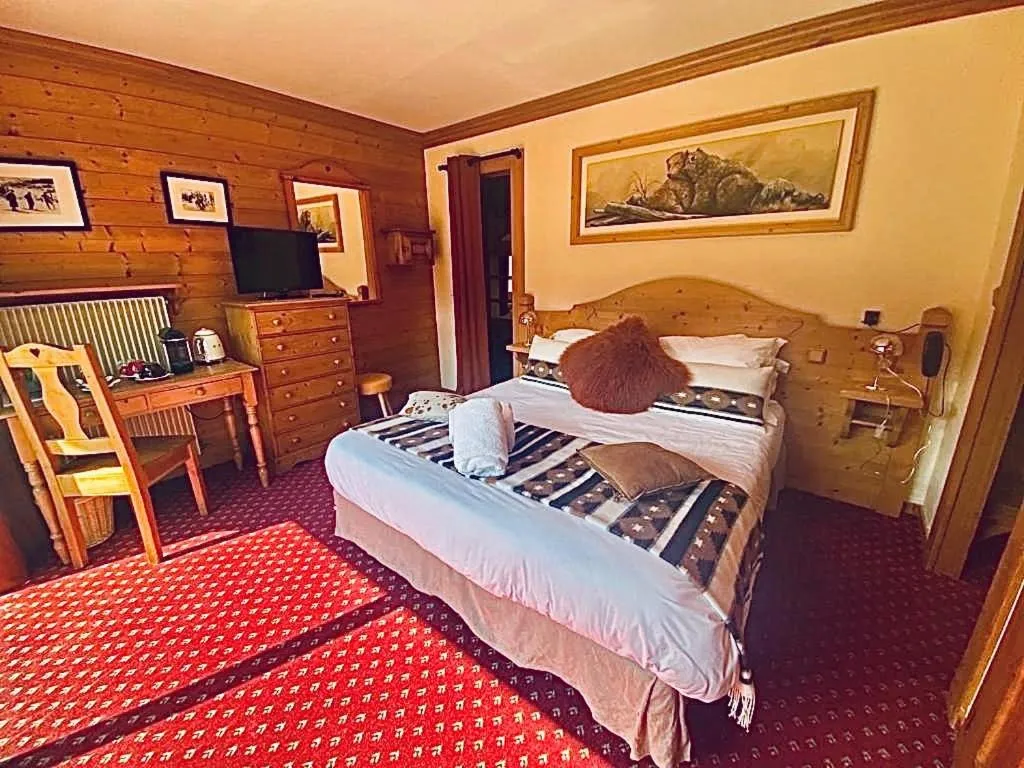 Bedroom, Bed in Chalet-Hôtel Le Labrador, The Originals Relais (Relais du Silence)