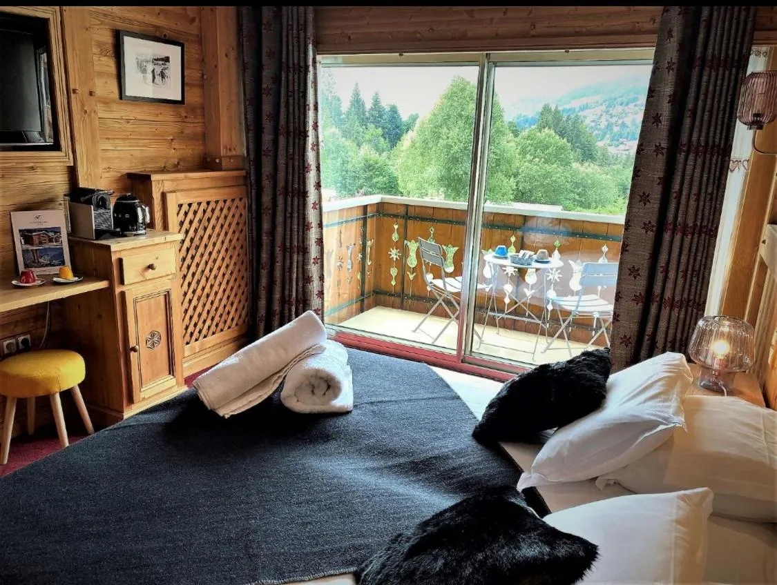 Balcony/Terrace, Bed in Chalet-Hôtel Le Labrador, The Originals Relais (Relais du Silence)