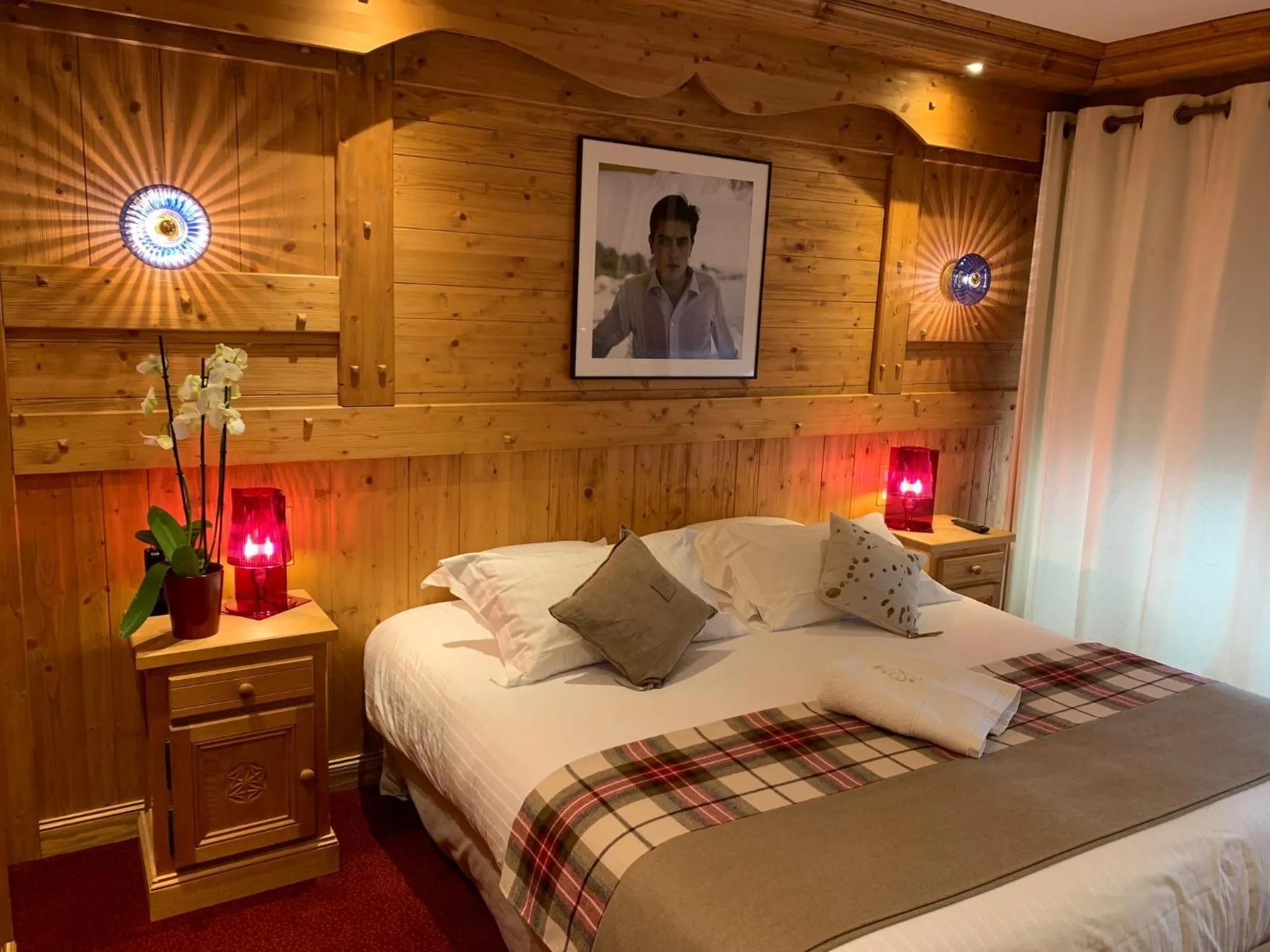Photo of the whole room, Bed in Chalet-Hôtel Le Labrador, The Originals Relais (Relais du Silence)