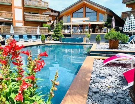 Swimming Pool in Chalet-Hôtel Le Labrador, The Originals Relais (Relais du Silence)