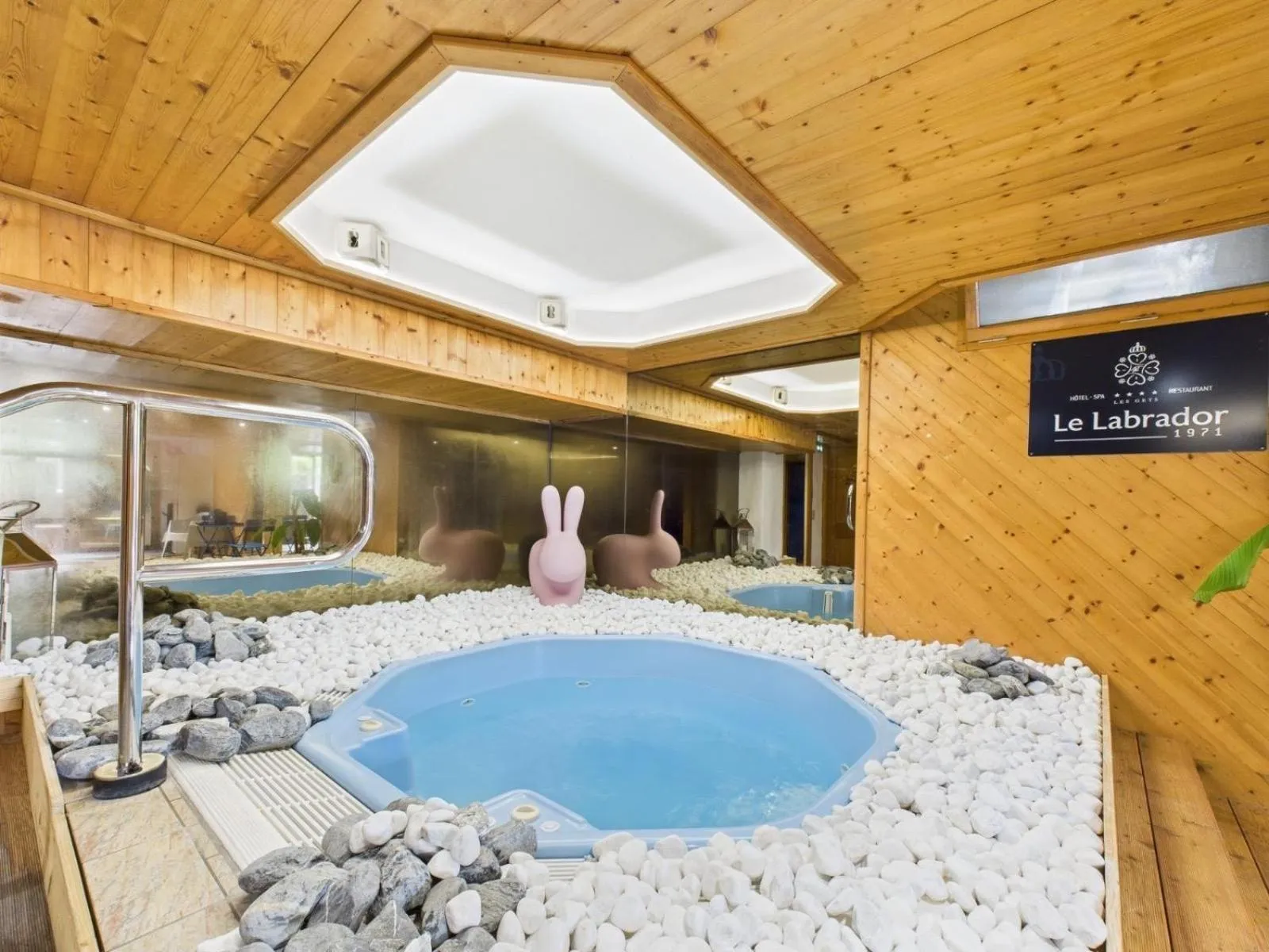 Hot Tub in Hôtel Le Labrador 1971
