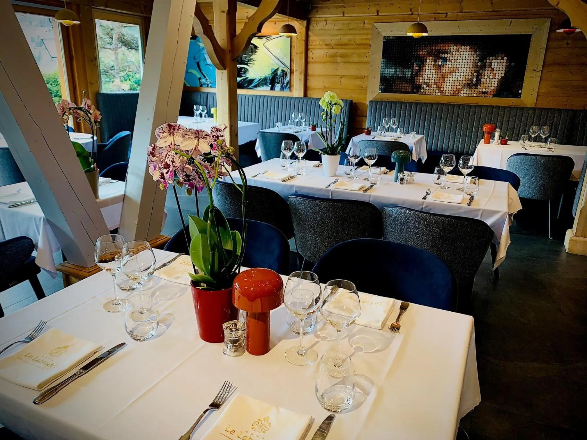 Restaurant/Places to Eat in Chalet-Hôtel Le Labrador, The Originals Relais (Relais du Silence)